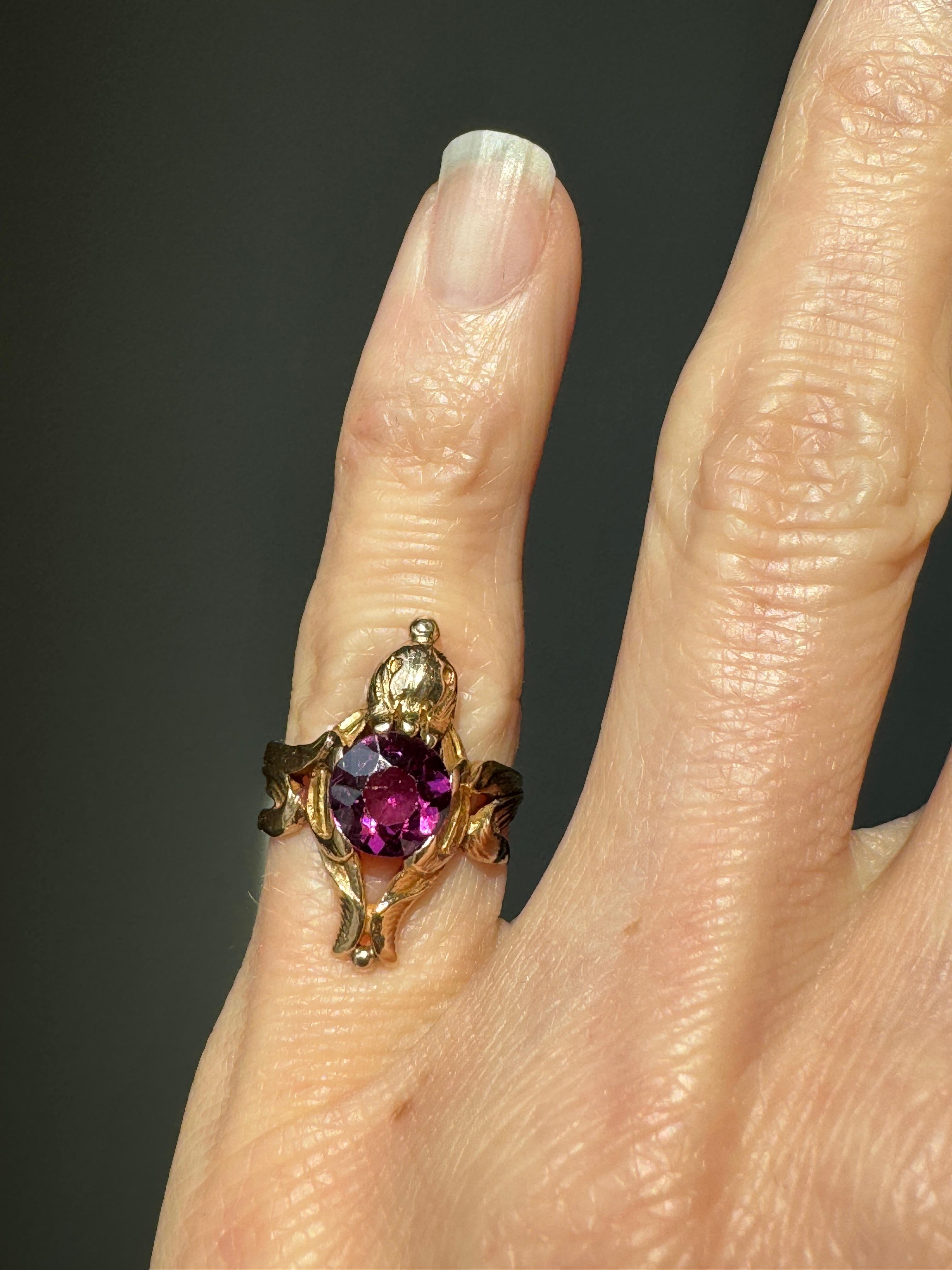 14K Art Nouveau Rhodolite Garnet Sculptural Bird Ring In Good Condition For Sale In Hummelstown, PA