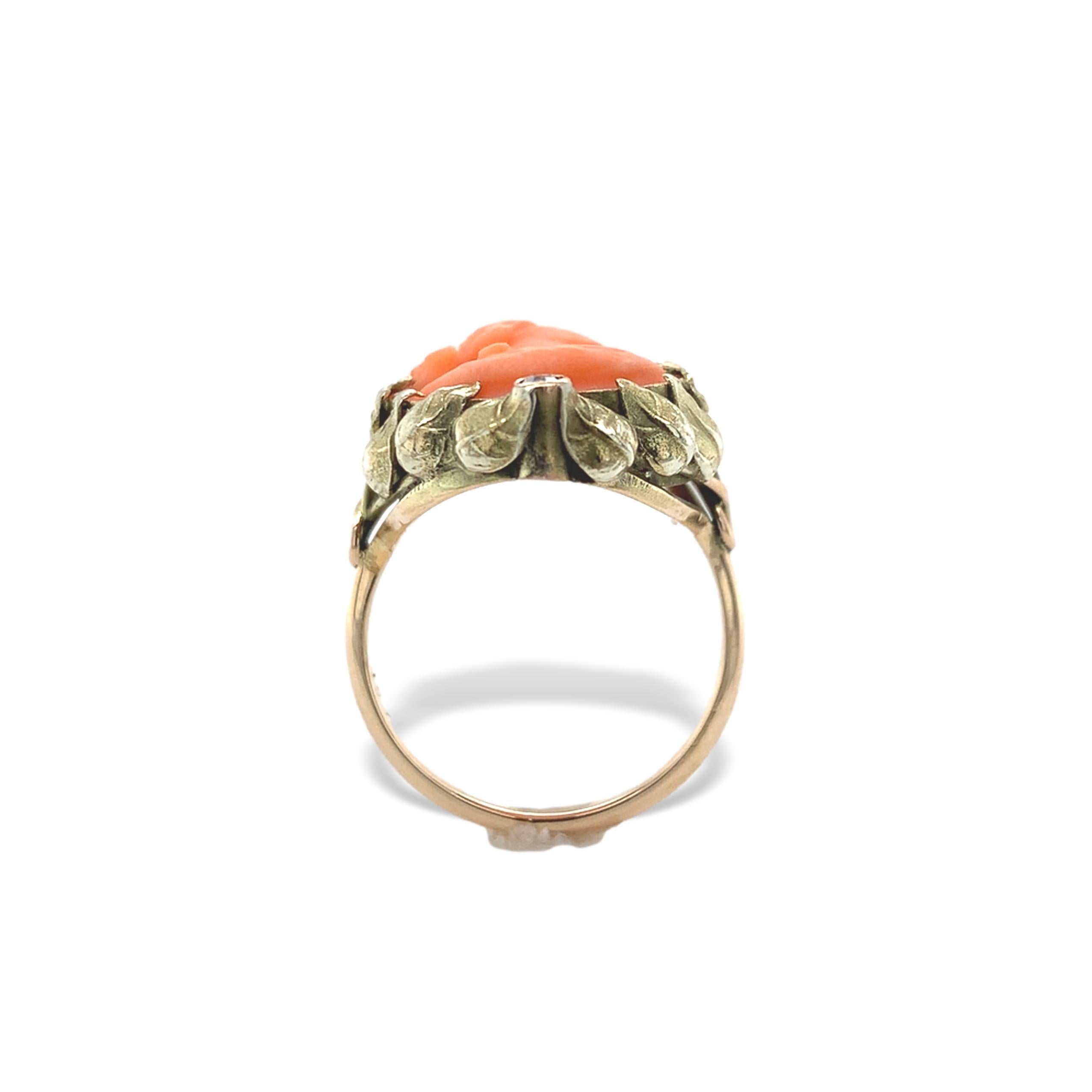Bague Arts & Crafts en or jaune 14 carats forgée à la main et ornée d'un camée en corail sculpté. Le corail naturel authentique est d'une couleur orangée moyenne et comporte un camée représentant un portrait de femme. Le corail mesure environ 17 mm