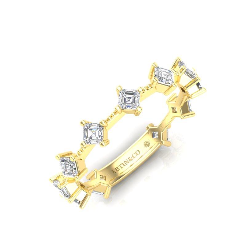 Dieses klassische Diamantband aus 14-karätigem Gold zieht mit seinen organisch platzierten Diamanten im Asscher-Schliff, die den Ring zu drei Vierteln umschließen, alle Blicke auf sich. Dieser Ring ist eine klassische und atemberaubende Wahl als