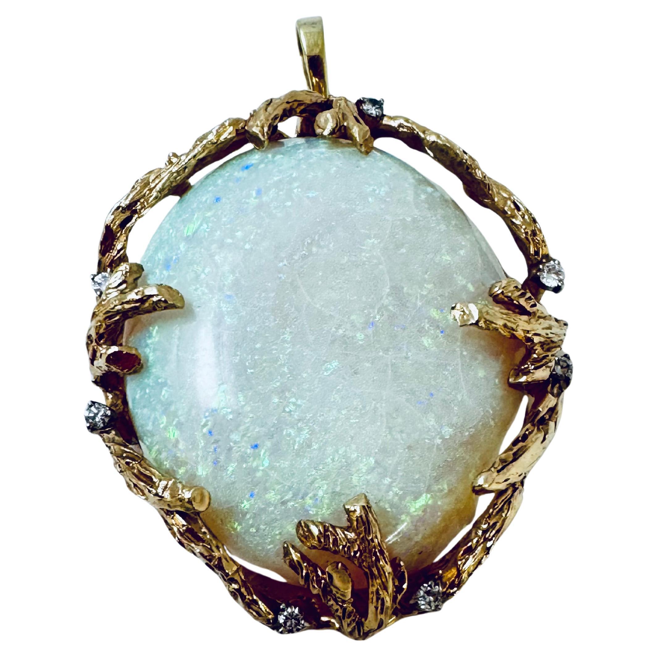 Ciondolo in oro bianco 14K con opale australiano e accenti di diamanti