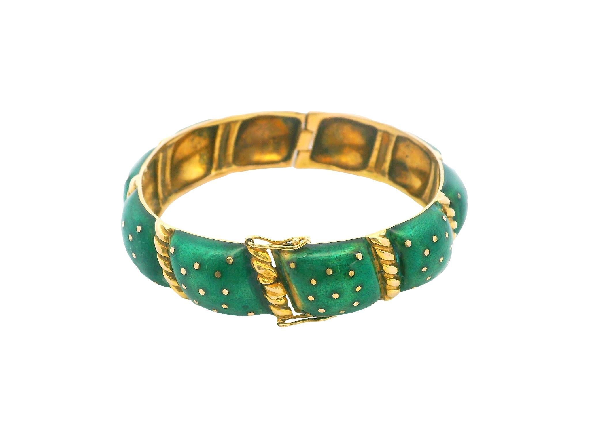 Eleganza del braccialetto con smalto verde in oro 14K. Questo straordinario braccialetto è realizzato in oro 14k e presenta un vivace design in smalto verde. Il bracciale è ornato da piccoli punti dorati che aggiungono un tocco di raffinatezza.