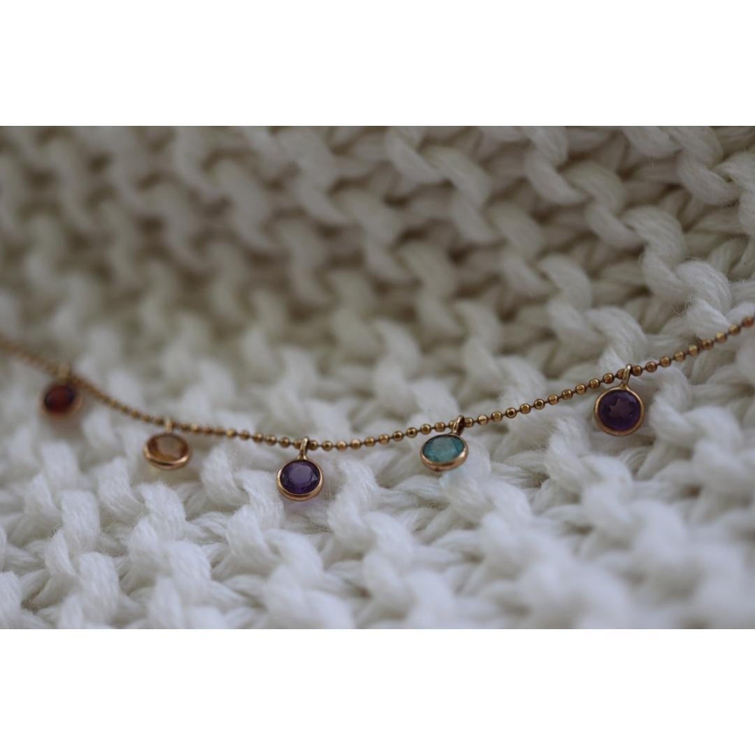 Vintage degli anni '80
Materiali: Pietra
Pietra preziosa: Topazio

Stile: Art nouveau

Una splendida collana. Topazio, ametista, citrino, granato e peridoto incastonati su una collana a catena. Un bellissimo design a strati.

Dettagli
2,2 grammi di