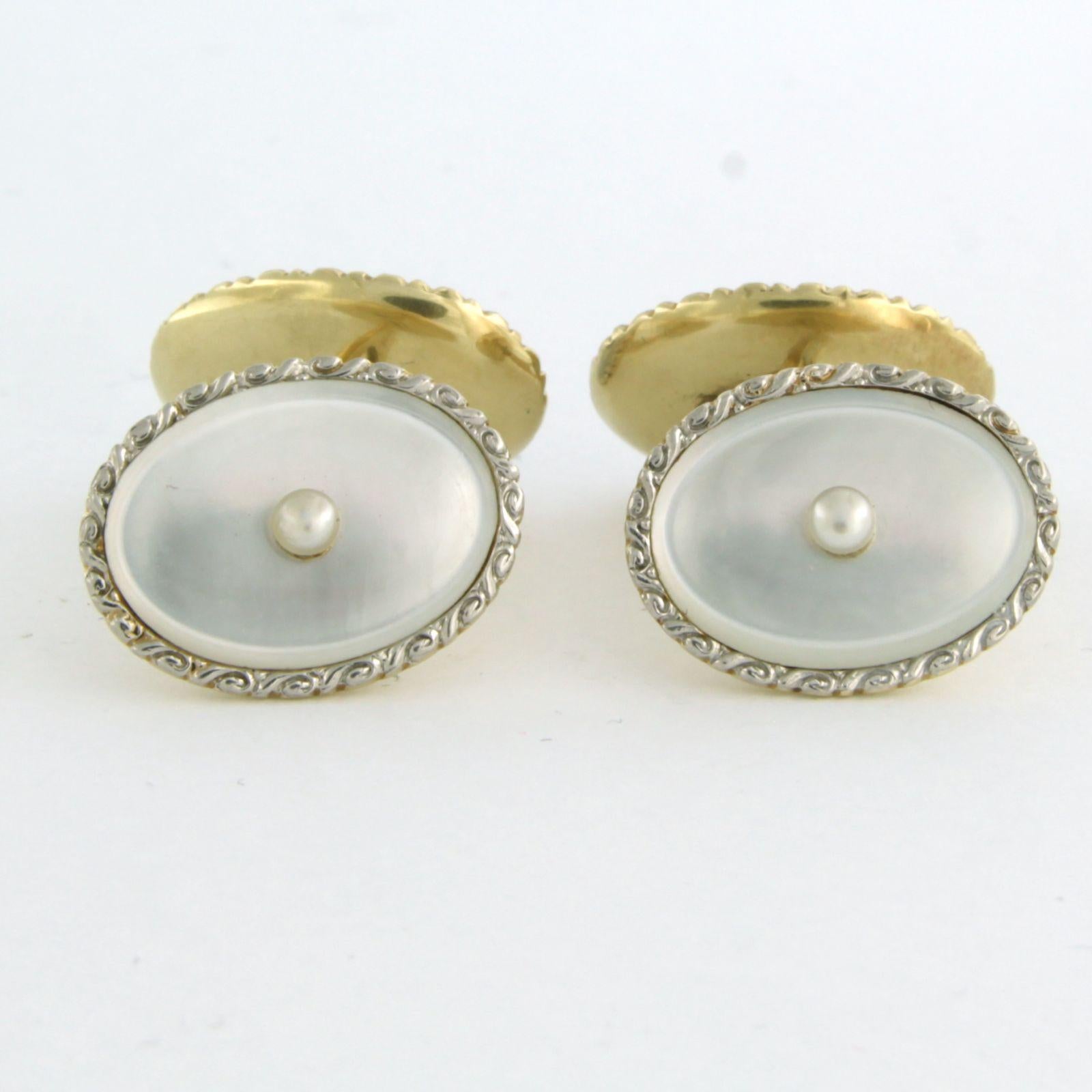 14k bicolour gold cufflinks set with mother of pearl and pearls – in case

Detailed description

the top of the cufflink is in an oval shape and has dimensions of 1.8 cm by 1.4 cm wide

weight 9.3 grams

set with

- 4 x 1.6 cm x 1.2 cm oval cut