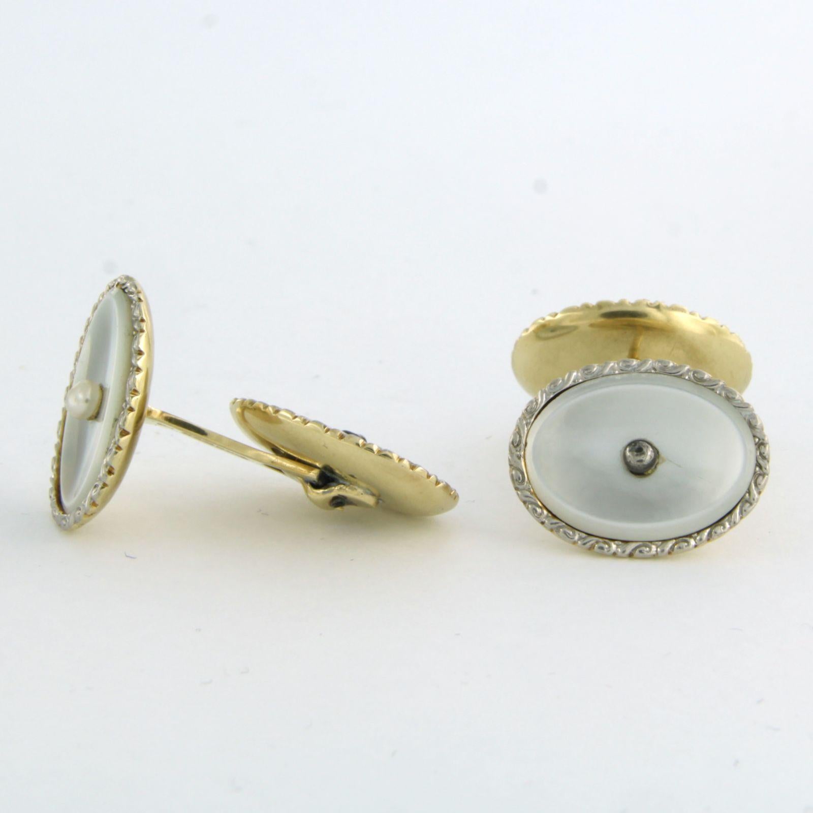 14k bicolour gold cufflinks set with mother of pearl and pearls – in case In Good Condition For Sale In The Hague, ZH