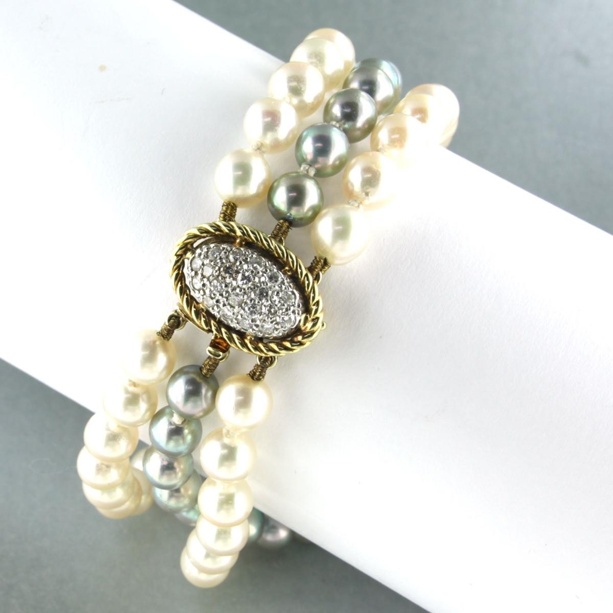 14 Karat zweifarbiges Goldschloss mit Diamanten in insgesamt 0,50 Karat, 3-reihiger Perlenperlen-Armband  (Moderne) im Angebot