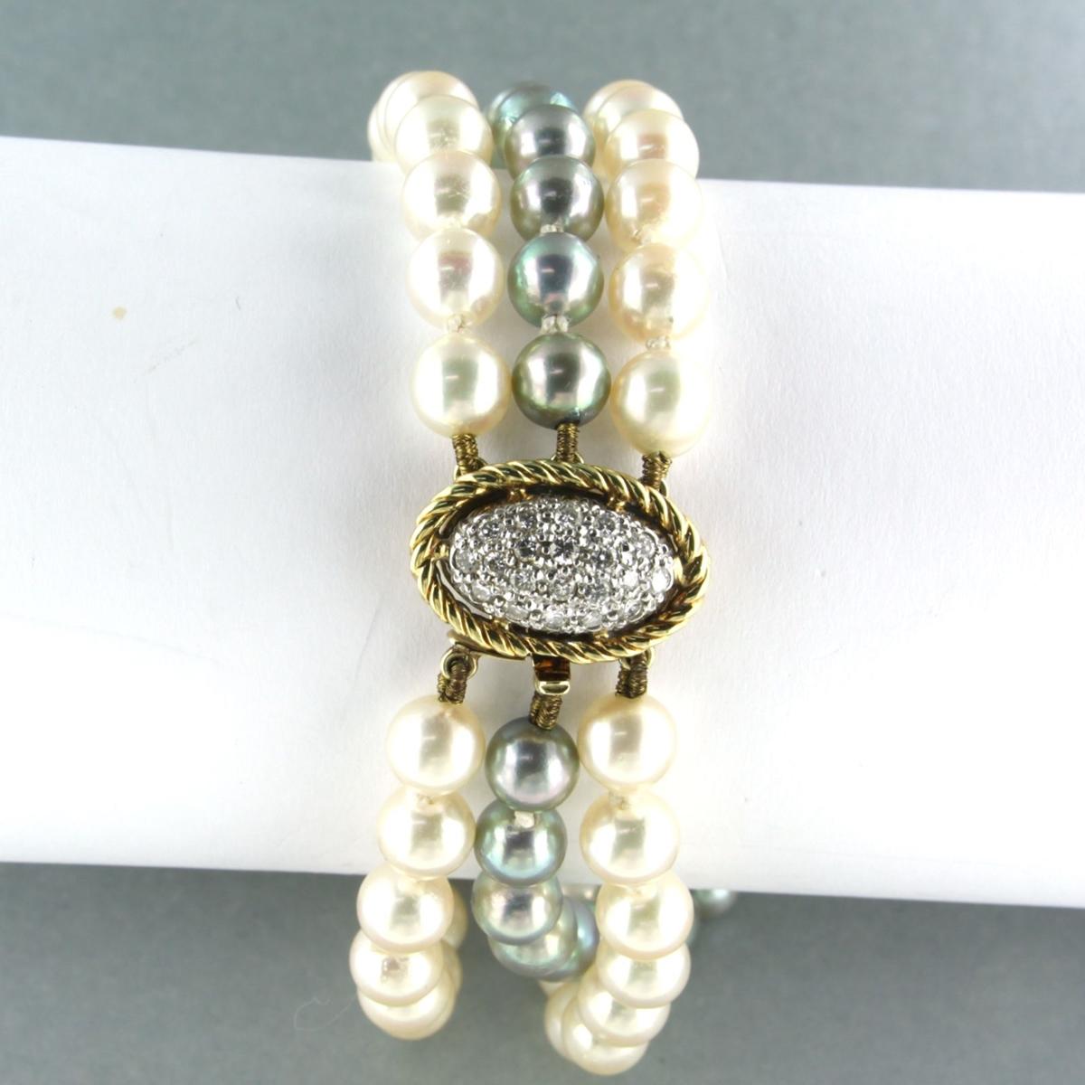 14 Karat zweifarbiges Goldschloss mit Diamanten in insgesamt 0,50 Karat, 3-reihiger Perlenperlen-Armband  (Brillantschliff) im Angebot