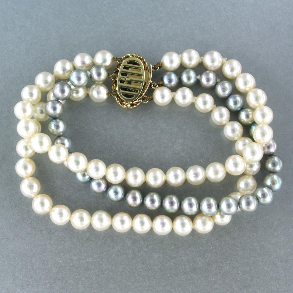 14k bicolour gold lock with diamonds in total 0.50ct, 3-row pearl bead bracelot  In Good Condition For Sale In The Hague, ZH