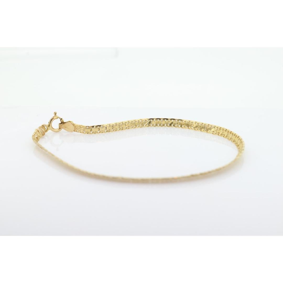 Vintage des années 1980
MATERIAL : Or

Style de chaîne : Chaînes spécialisées

Magnifique bracelet. Or jaune 14k. Bracelet en maille de chaîne texturée. Fabriquées en Italie.

État : La fermeture tient bien. Signes d'utilisation limités

Détails