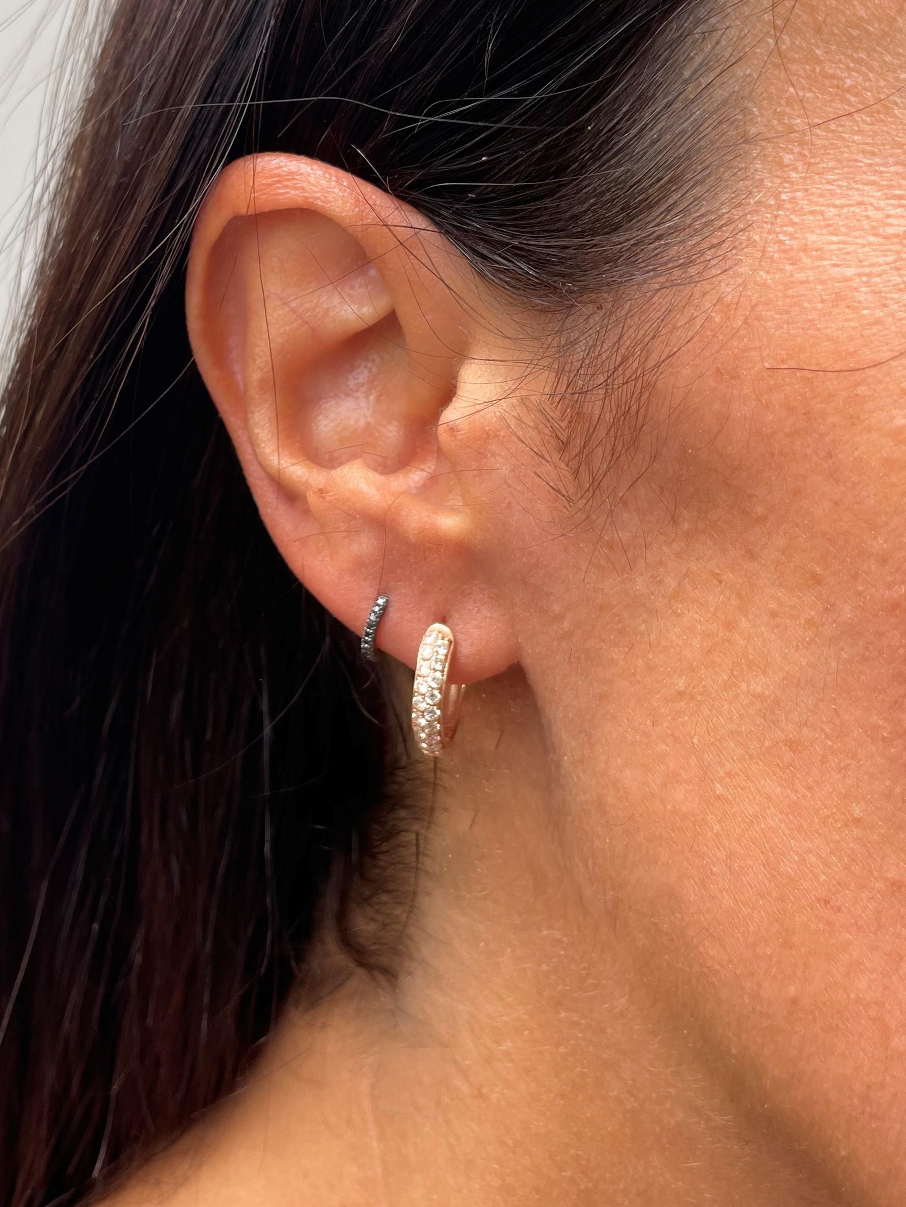 Taille baguette Boucles d'oreilles Huggie en or 14 carats et diamants noirs 0,05 carat pour elle en vente