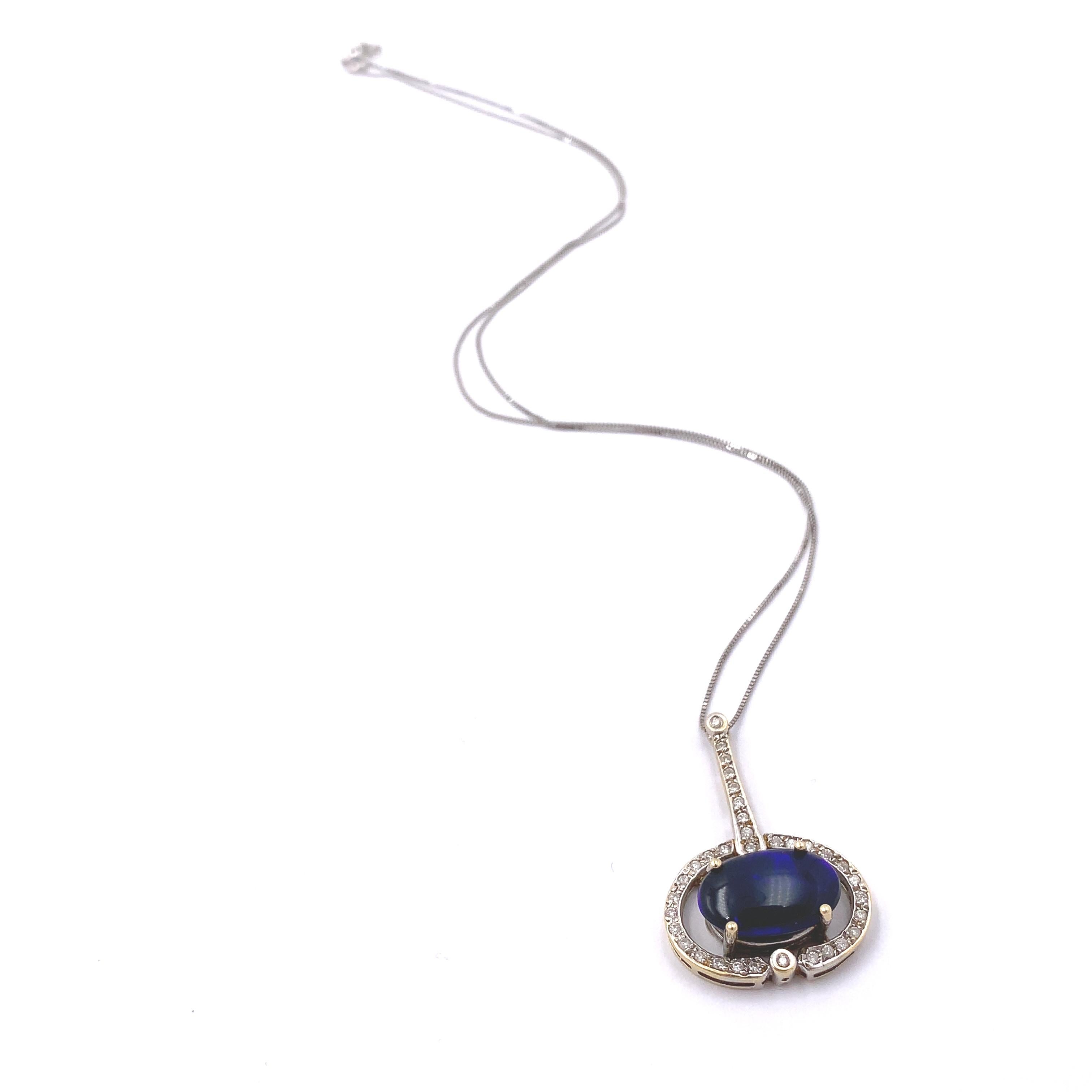Pendente in oro bianco 14k con opale nero naturale e accenti di diamanti. Il rapporto GIA #5231187940 dichiara l'opale nero naturale ovale a doppio cabochon con giochi di colore che misura 15,10 x 9,58 x 3,56 mm. L'opale nero presenta giochi di