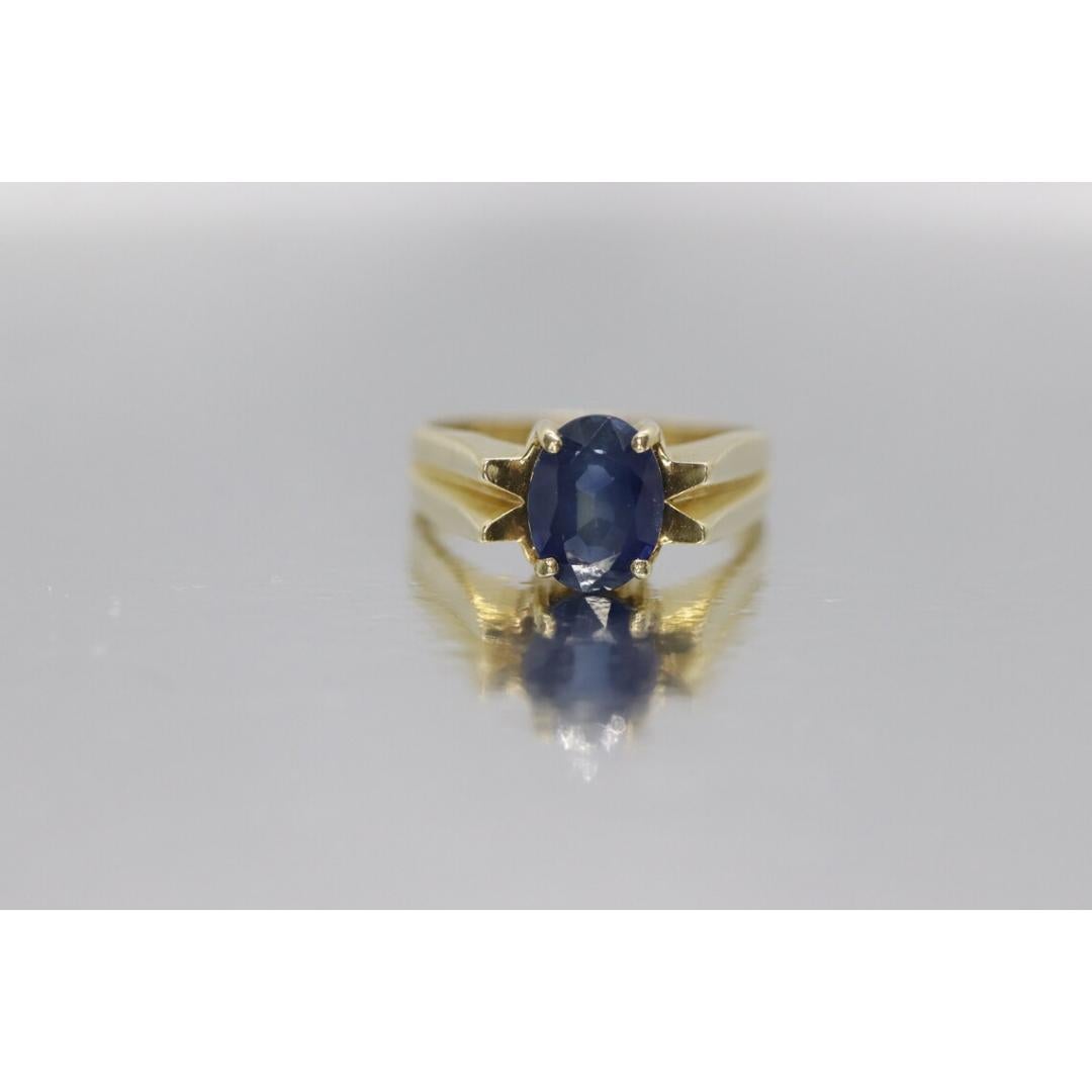 Vintage By aus den 1980er Jahren
Größe: 6 US
MATERIALIEN: Stein
Edelstein: Saphir
Farbe des Edelsteins: Blau

Bandfarbe: Weiß

Schöner ovaler Ring mit blauem Saphir. Solitärring mit Zackenbesatz.

6mm x 8mm ovaler Stein in der Mitte
Gepunzt 14k