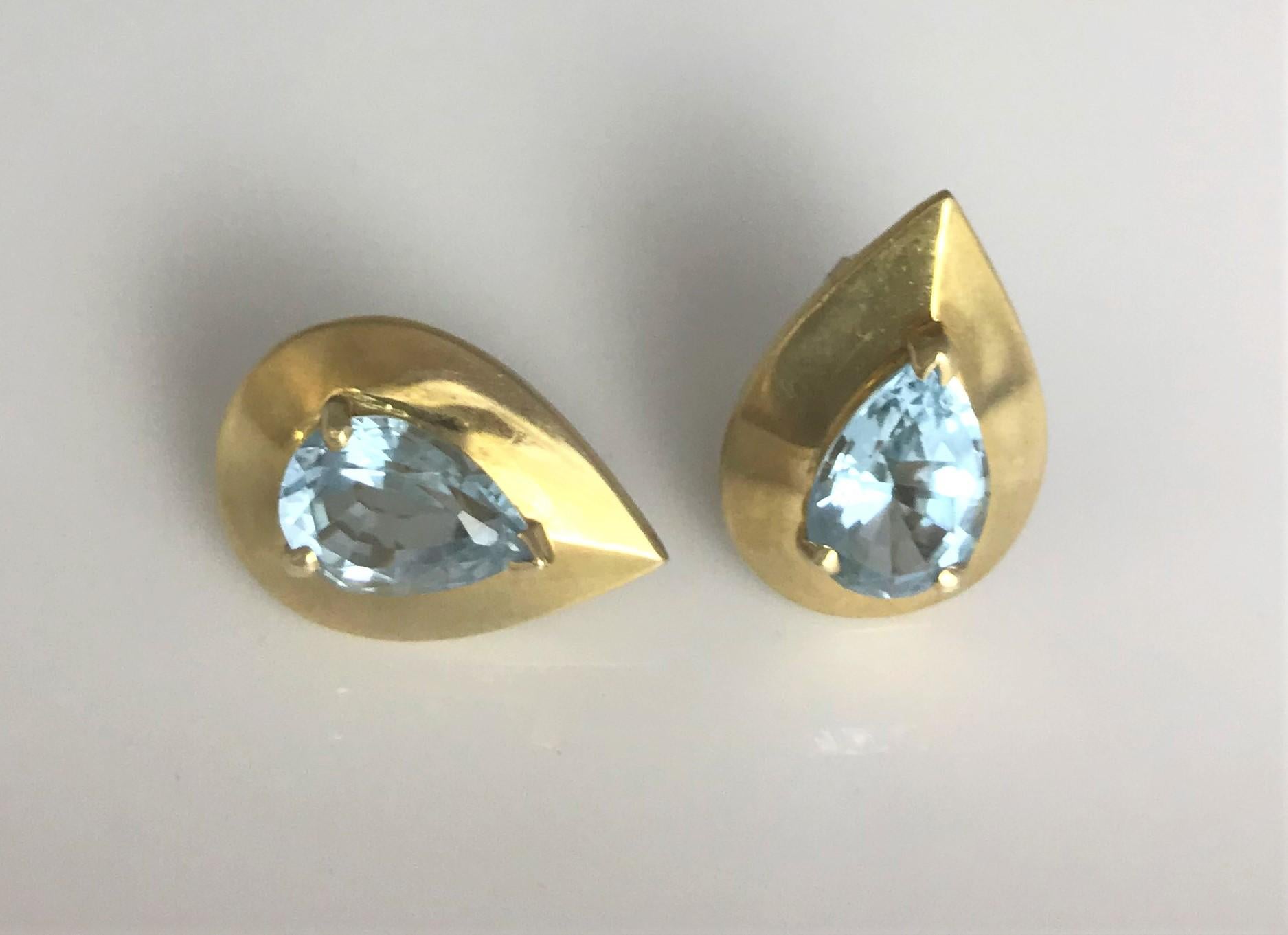 These are something to enjoy every day...a wear-with-anything pair of earrings!
14 karat yellow gold pear shape mounting
Light blue pear shape topaz approximately 12.5mm x 8.0mm x 5.4mm
Omega clip backs (post could be added)
Approximately overall
