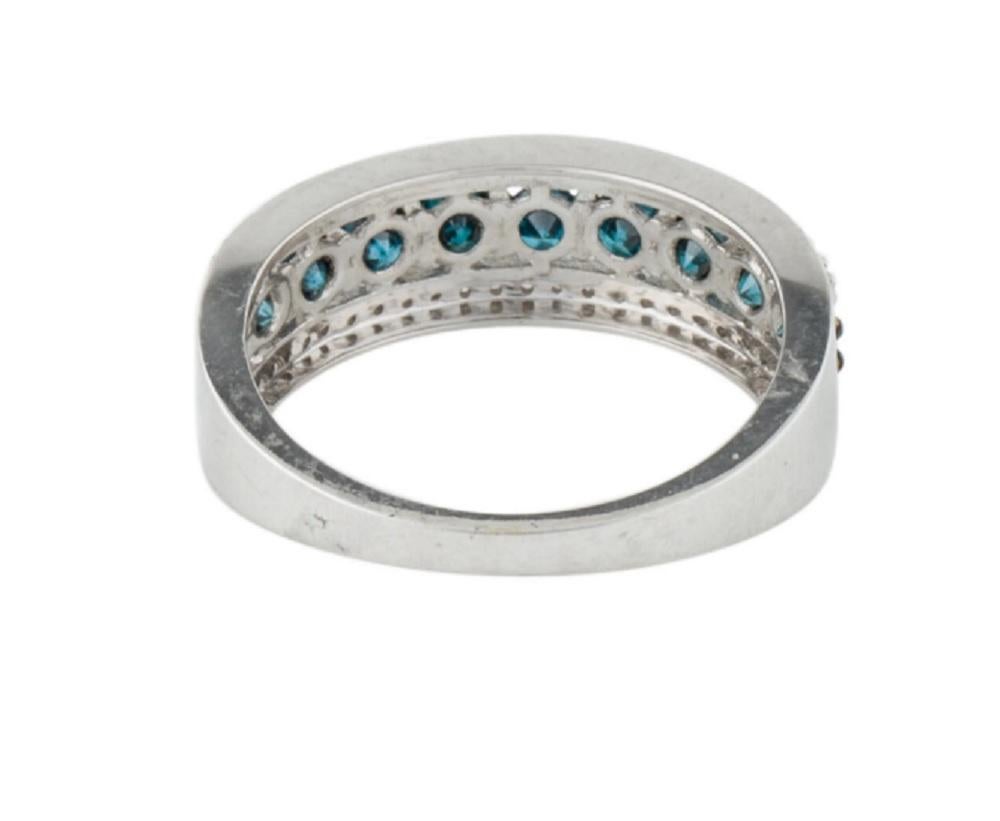 14k Blue and White Gorgeous Diamond Halo White Gold Ring Band In New Condition For Sale In New York, NY