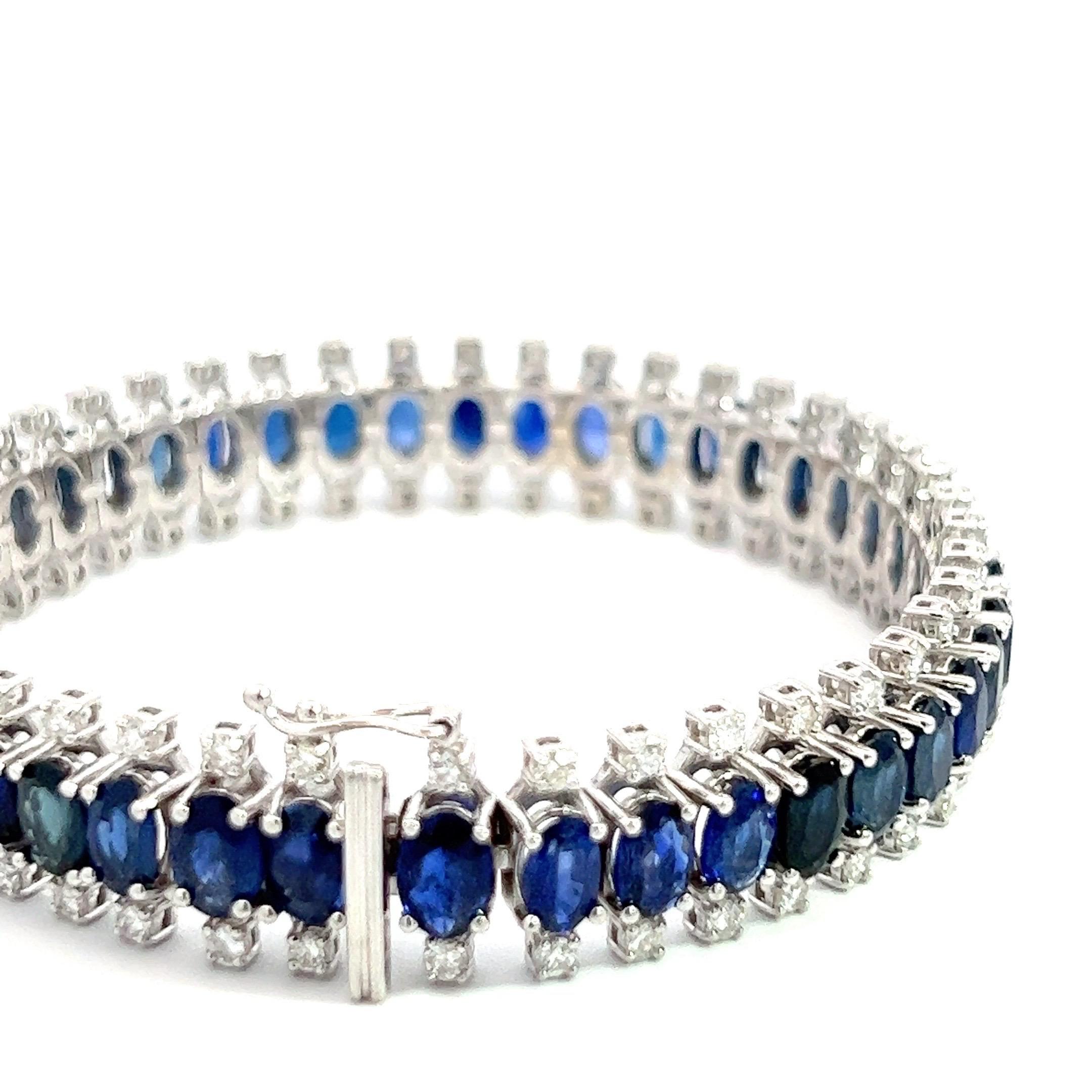 Dieses exquisite Armband ist ein wahrhaft fesselndes Meisterwerk, das die Faszination einzigartiger Diamanten und die königliche Schönheit königsblauer Saphire zu einer faszinierenden Einheit verbindet. Jeder einzelne Edelstein ist mit akribischer