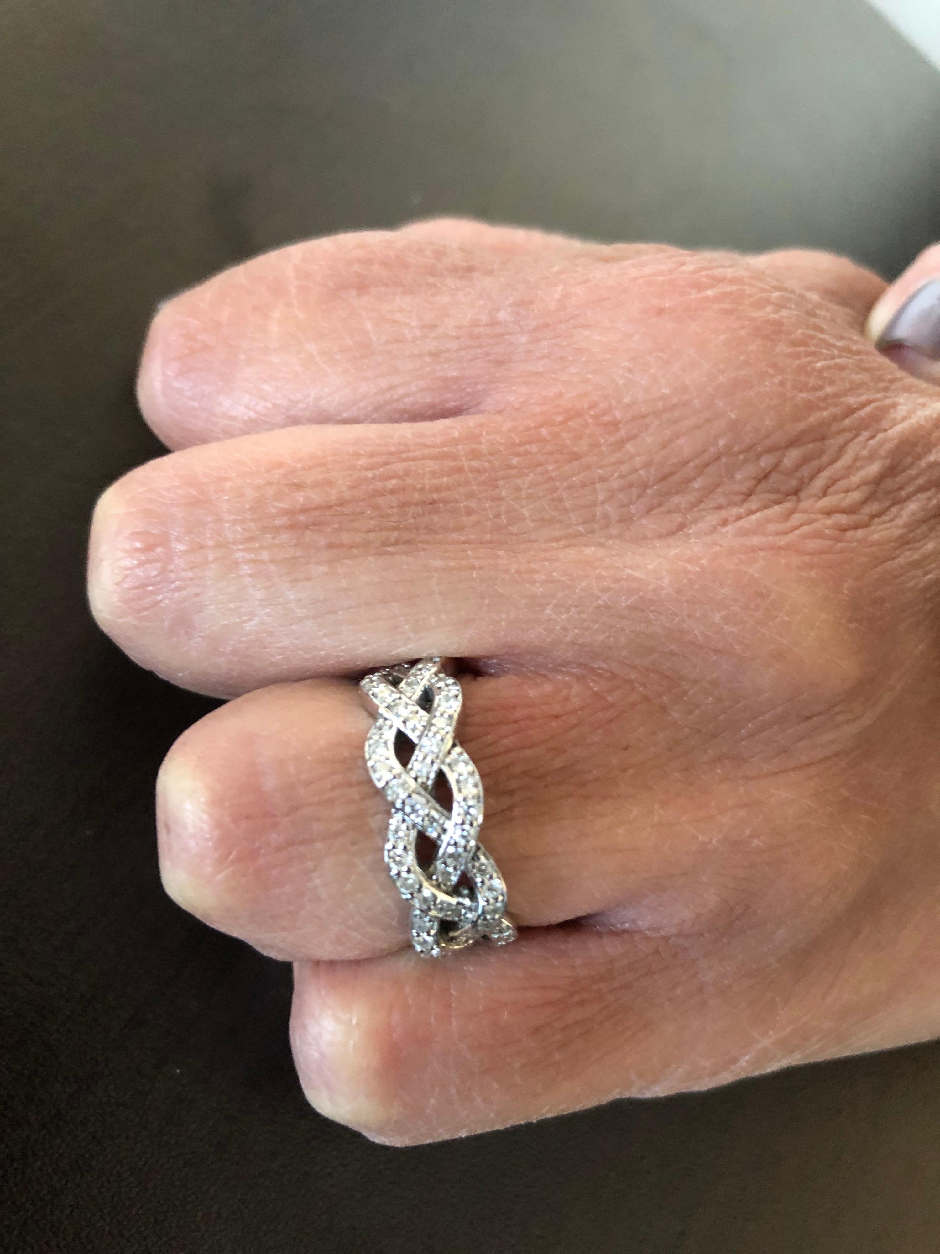 Geflochtener Diamantring für die Ewigkeit aus 14 Karat Weißgold. Das Gesamtkaratgewicht beträgt 1,16. Die Farbe der Steine ist G, die Reinheit ist SI. Das Band hat die Größe 6,5.