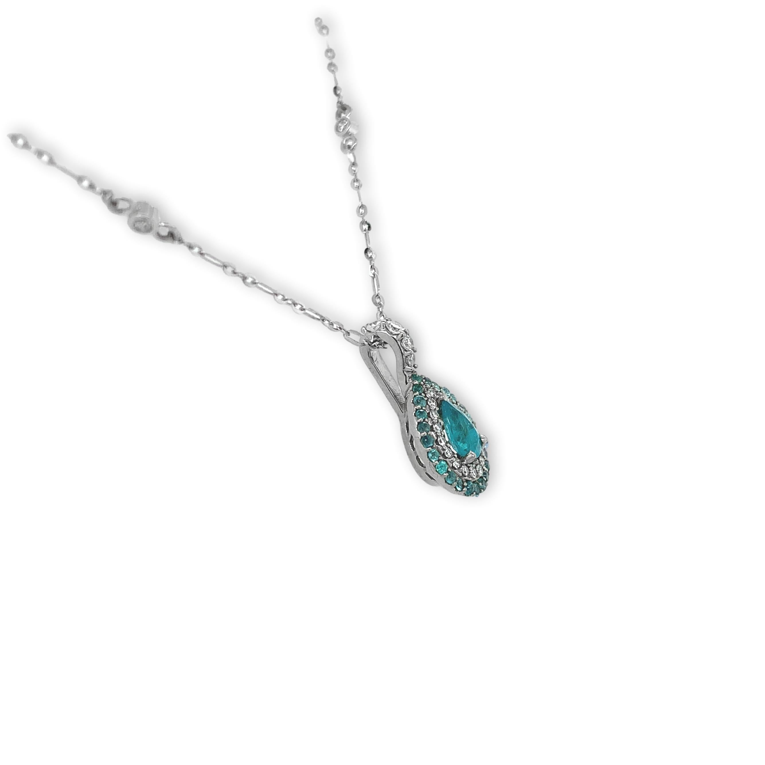 Pendentif en or blanc 14K avec tourmaline paraiba et diamant. La tourmaline naturelle extraite de la terre a un rapport des Stone Group Laboratories #190821A-RSN indiquant l'origine brésilienne. La tourmaline centrale en forme de poire mesure 5,77