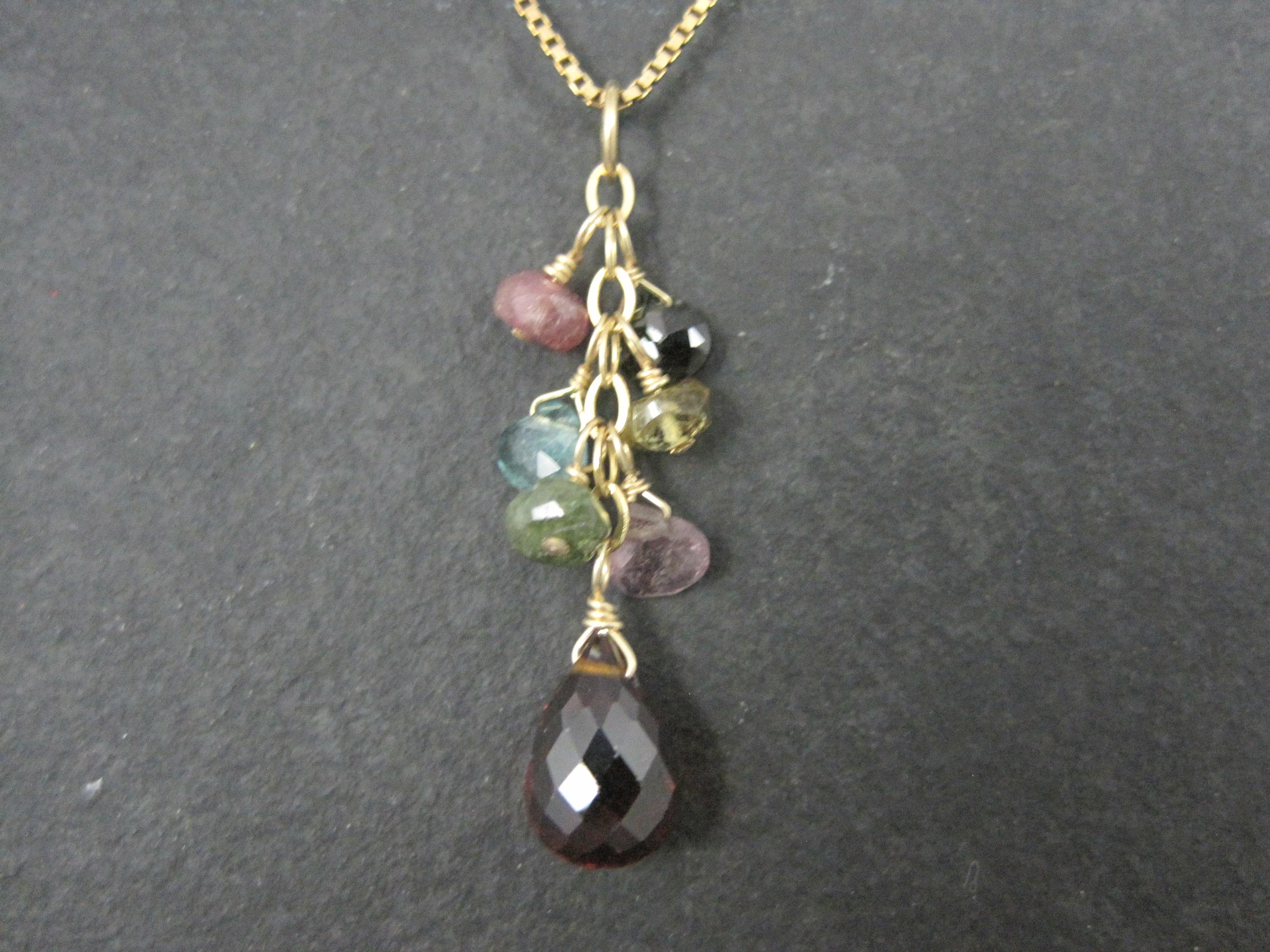 Collar con Colgante de Piedras Preciosas Briolette de 14K en venta 4