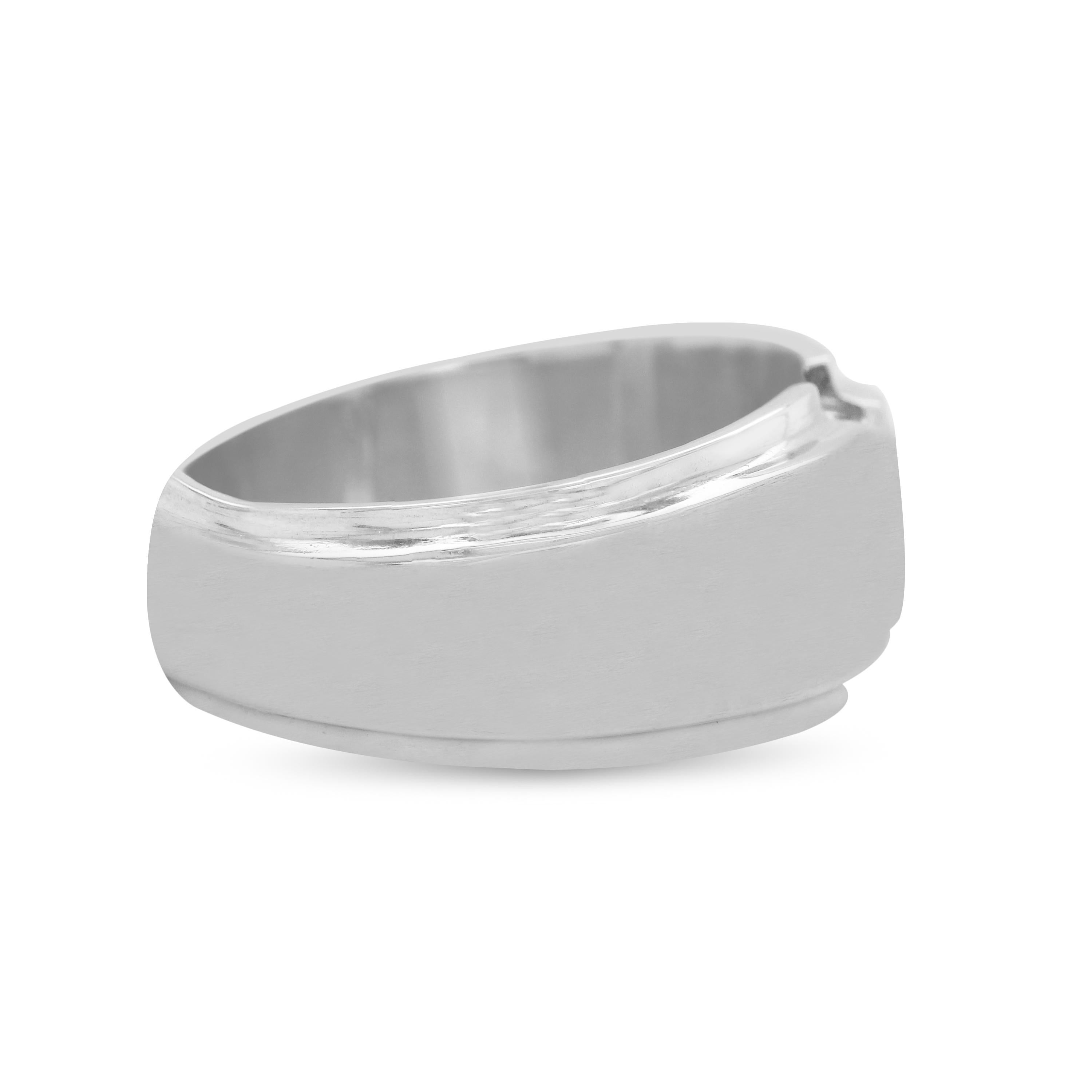 14K gebürstetes mattes und hochglanzpoliertes Weißgold und Diamant Herrenband Ring

Dieser schlichte, aber elegante Herrenring hat zwei Diamanten in der Mitte und ein hochglanzpoliertes und gebürstetes, mattes Finish am Ring.

Die Diamanten sind