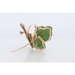 14k Schmetterlingsbrosche. Großer Schmetterling aus grüner Jade mit rubinroten Augen. Natürliche Jade