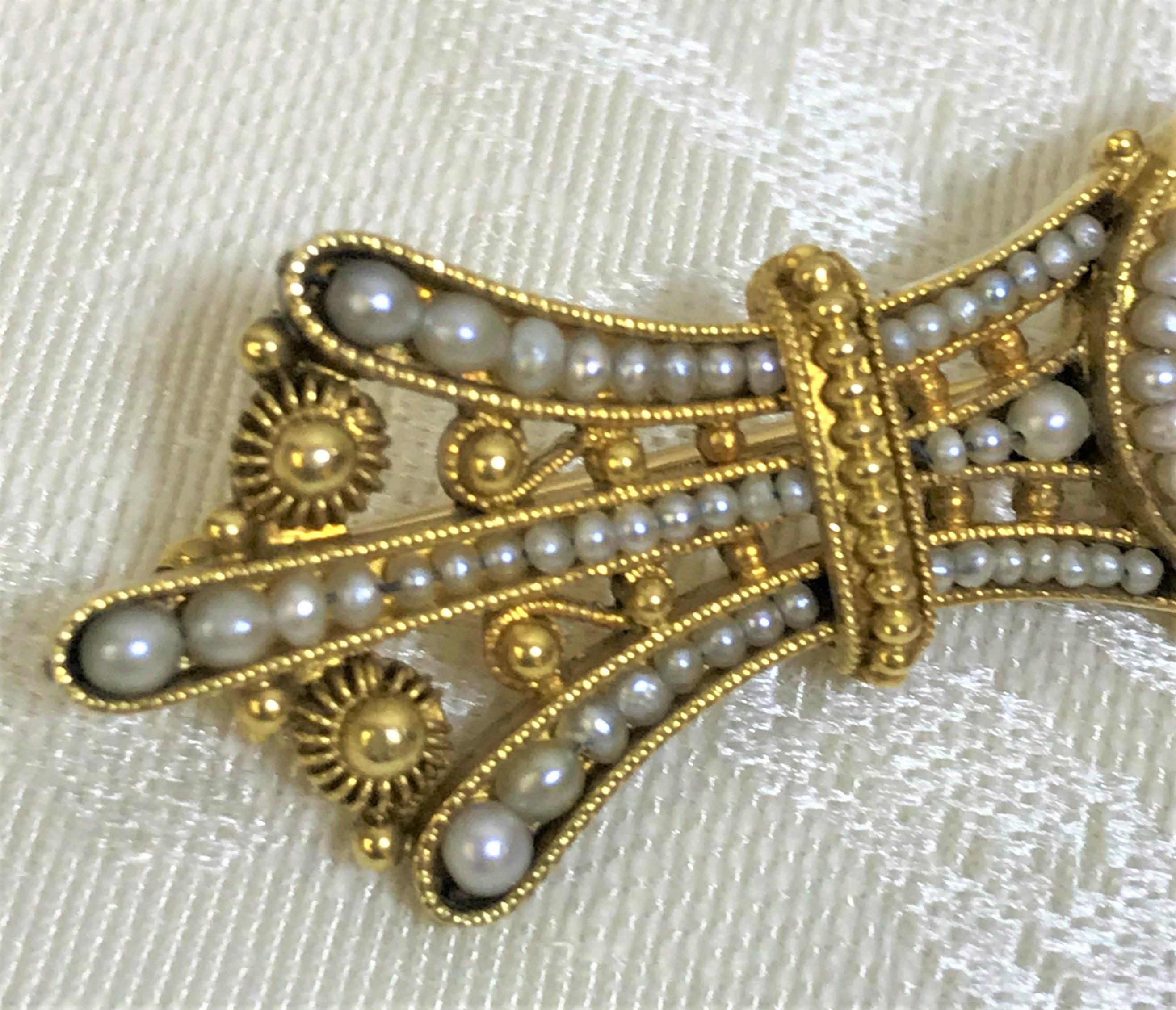 Dies ist ein einmalig schönes Stück, das jedes Outfit vervollständigt!
Zentrum etwa 2 Karat Cabochon Lapis Perle 
Lapis ist umgeben von verziertem 14-karätigem Gelbgold und winzigen grauen Perlen

