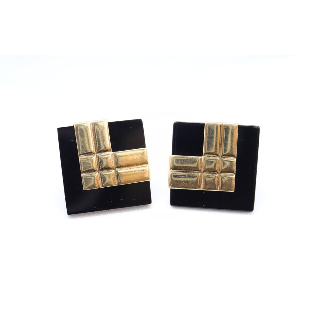 Vintage from the 1950s
Materials: Platinum
Gemstone: Onyx
Jewelry type: Earrings, Pendant

Style: Art deco


Wonderful set of earrings. STUD Earrings carved out of natural onyx with 14k Yellow gold outlines and hardware.

Made by Peter