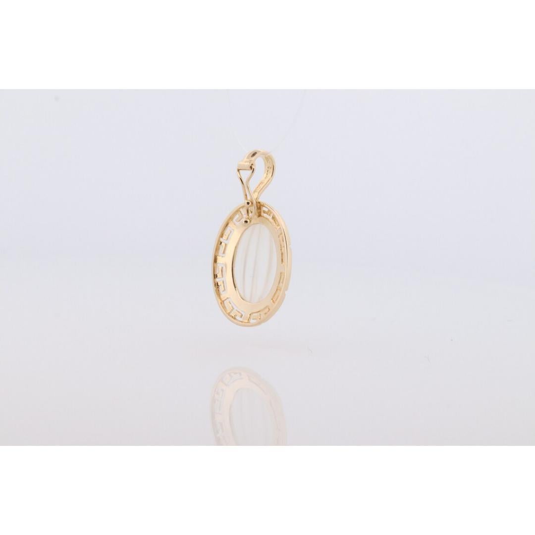Donna Ciondolo intagliato da 14k. Ciondolo a forma di zucca intagliata in quarzo bianco chiaro. Intaglio grande in vendita