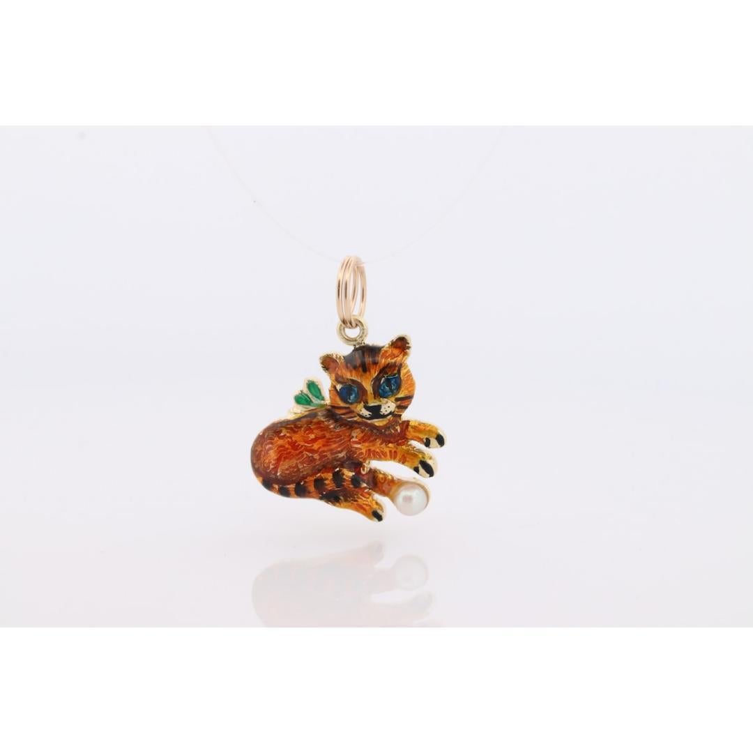 Ciondolo a forma di gatto in 14k. Gattino smaltato e colorato con ciondolo a forma di perla. In condizioni buone in vendita a Port Charlotte, FL