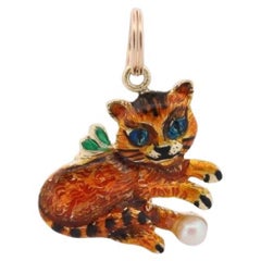 Colgante Gato 14k. Colgante con detalle de esmalte y gatito de colores con una perla.