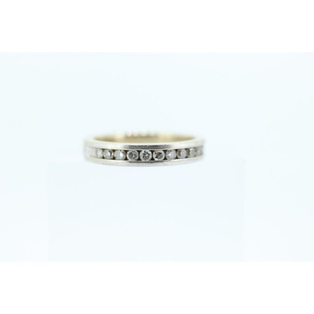 Vintage
Taglia: 5 US
Materiali: Oro
Pietra preziosa: Diamante
Colore della gemma: incolore

Colore della banda: oro

Fede nuziale classica unisex. Oro bianco 14k. Diamanti incastonati a canale The Row.

Condit: Mostra pochi segni di