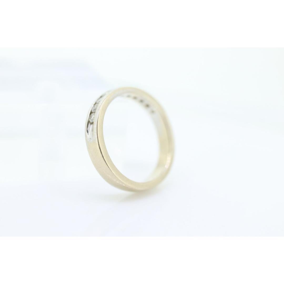 Fede nuziale a canale con diamanti a 14 carati per l'eternità. Anello dell'eternità con canale di diamanti unisex in vendita 4