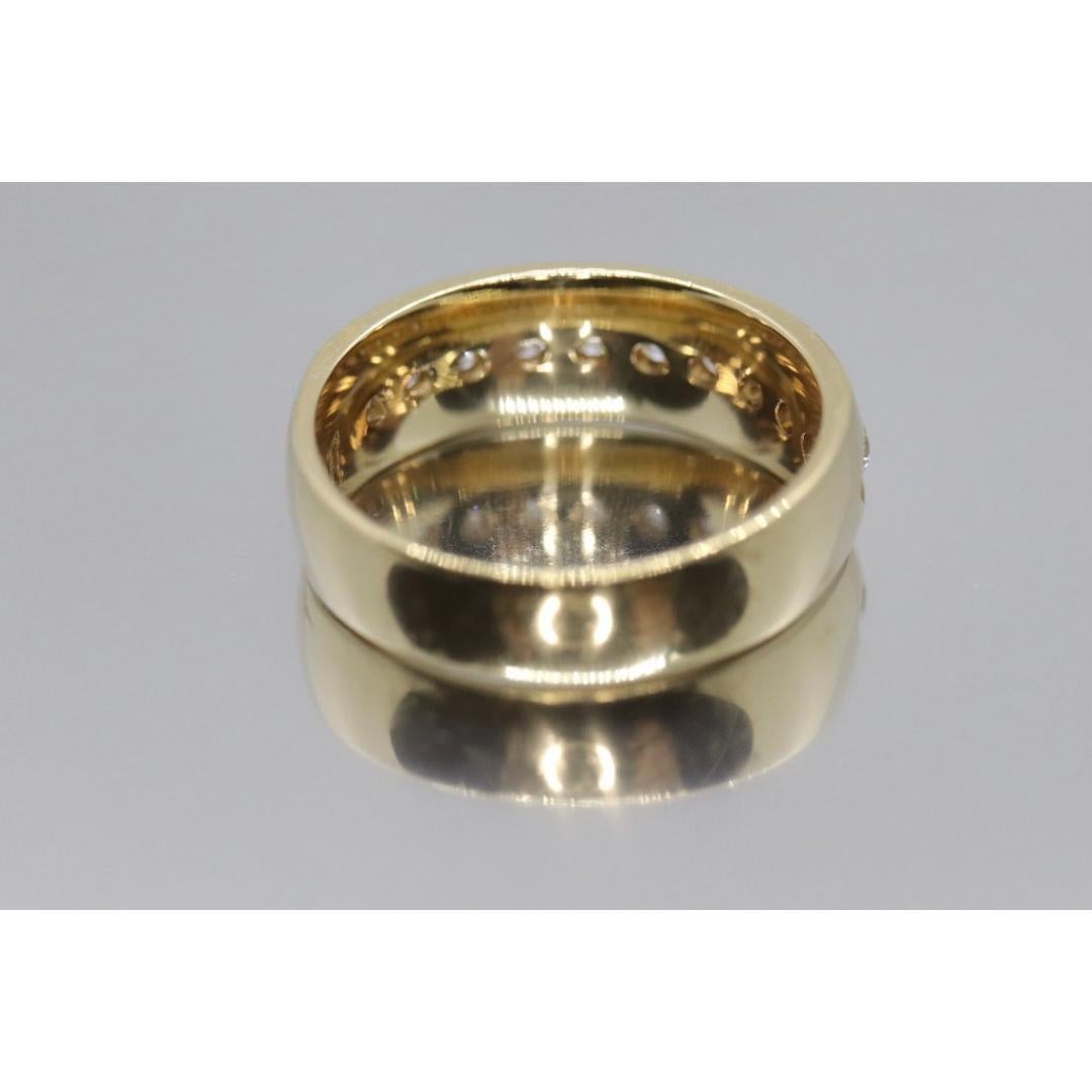 Vintage By
Größe: 9 3/4 US
MATERIALIEN: Gold
Edelstein: Diamant
Edelsteinfarbe: Farblos

Bandfarbe: Gold

Klassisches Herren Ehering. 14k Weißgold. Einreihige kanalgefasste Diamanten. Der Ring wurde von KAY Jewelers verkauft. Möglicherweise