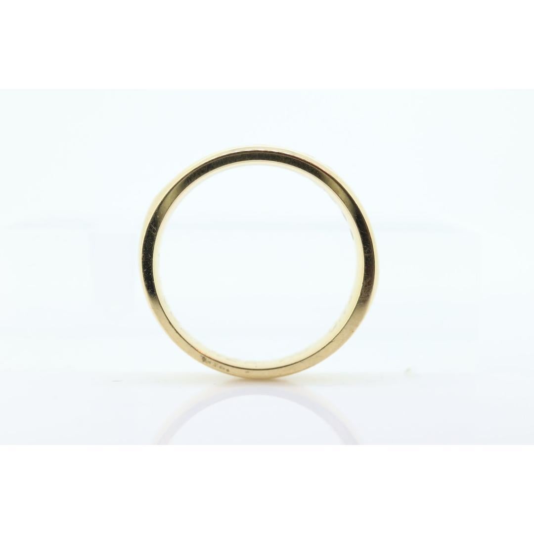 Vintage
Taglia: 10 US
Materiali: Oro
Pietra preziosa: Diamante
Colore della gemma: incolore

Colore della banda: Oro

Fede nuziale classica unisex. Oro giallo 14k. Diamanti incastonati a canale The Row. L'anello è stato venduto dalla gioielleria