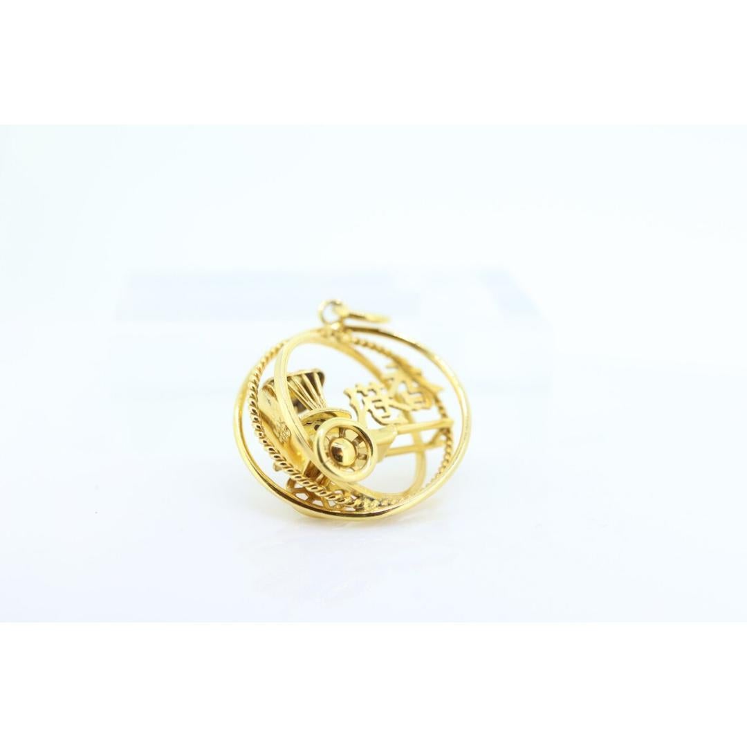 Vintage degli anni '80
Materiali: Oro

Stile: Metà secolo

Ciondolo pesante unico nel suo genere.

Carrello cinese o orientale con caratteri mandarini. Realizzato in 3D con ruote del carrello che girano.
585 Oro giallo 14k.

Diametro rotondo di 24