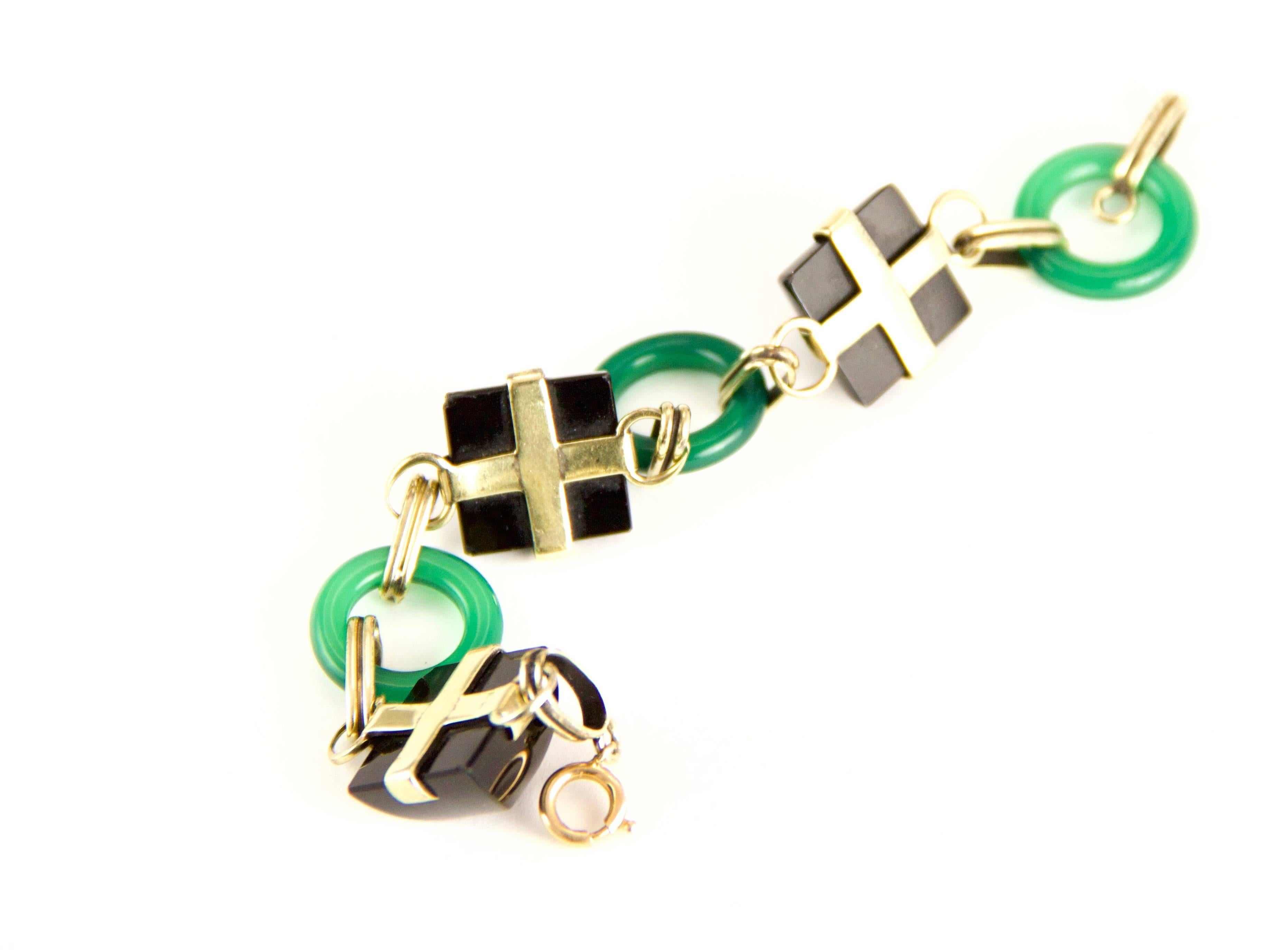 14 Karat Chrysoprase and Onyx Art Deco Bracelet In Excellent Condition For Sale In Roxbury, CT