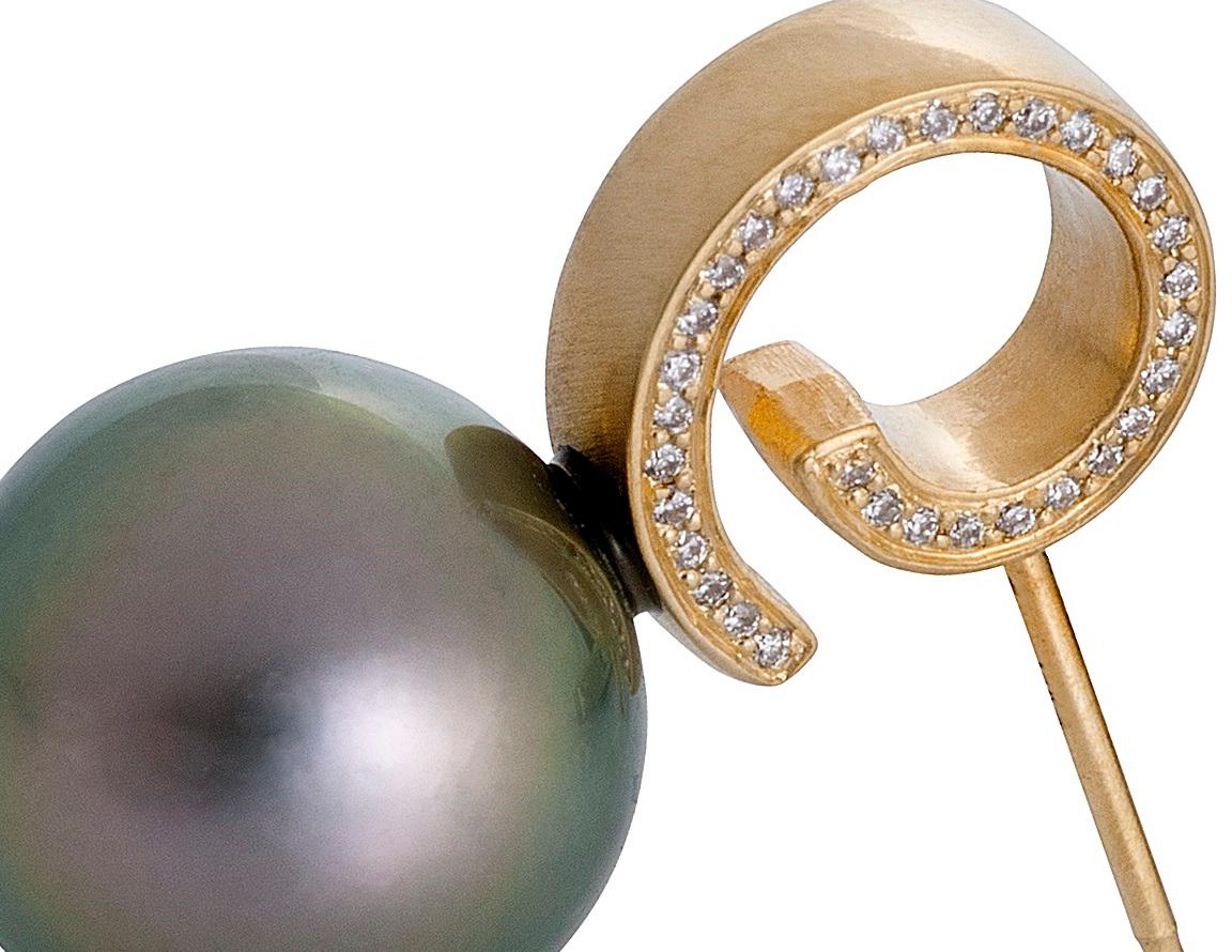 Contemporain Boucles d'oreilles en forme de spirale cirrus en or 14 carats avec perle de Tahiti en vente