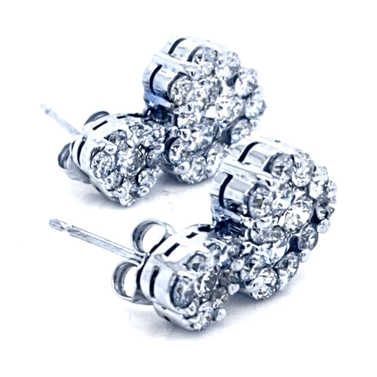 Questo bellissimo paio di orecchini è realizzato in oro 14K con due grappoli di diamanti a forma di cuore. I grappoli sono larghi 7,0 e 11,5 mm.  Il peso totale dei diamanti è di 2,88 carati.