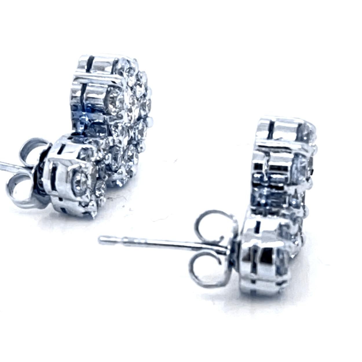 Taglio rotondo Orecchini a cuore a grappolo da 2,88 carati (14 carati) in vendita