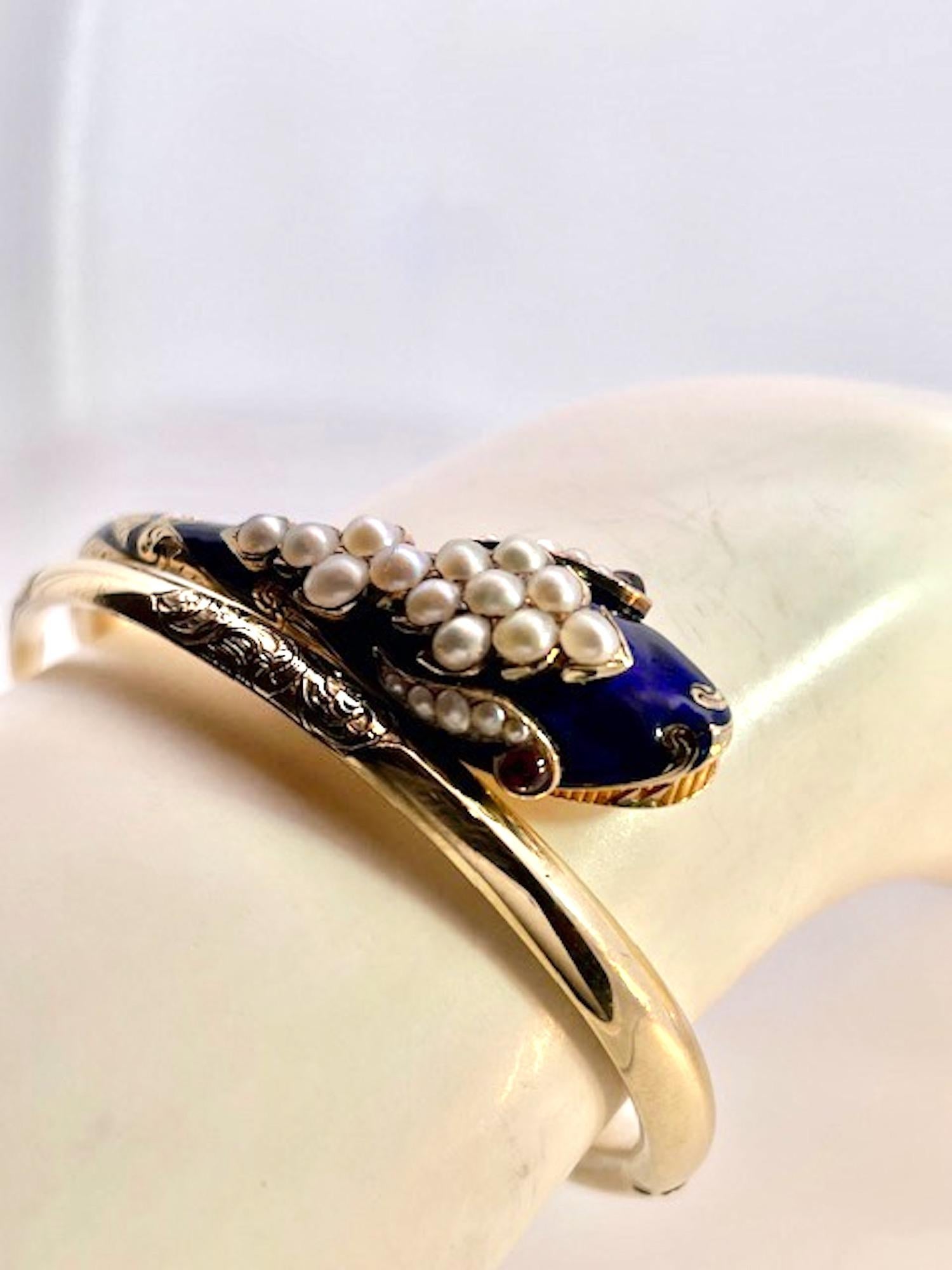 Victorien tardif Bracelet serpent en émail bleu cobalt 14 carats avec perles en vente