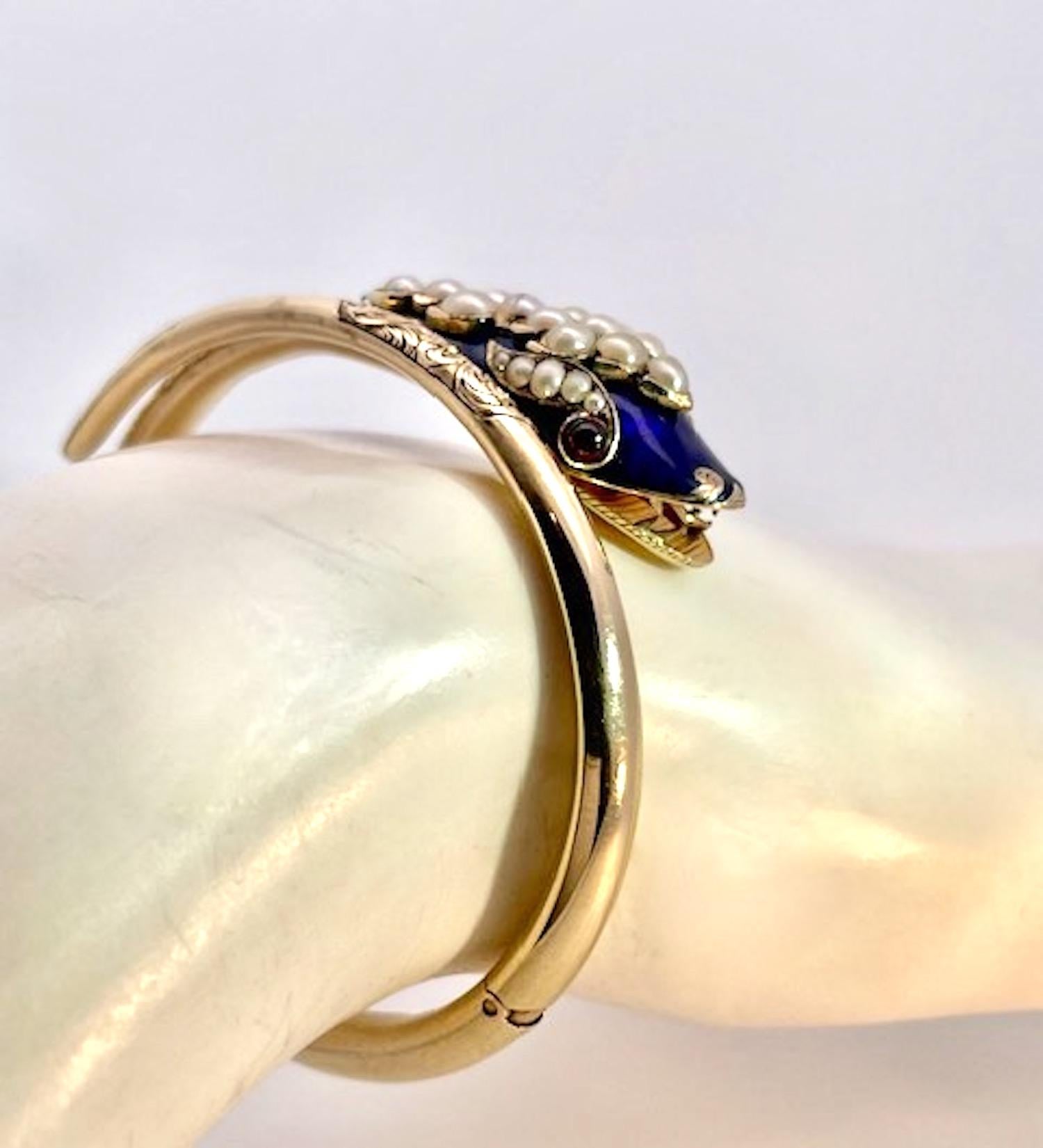 Taille ronde Bracelet serpent en émail bleu cobalt 14 carats avec perles en vente