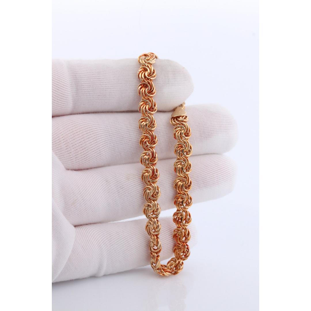 Bracelet 14k Coil Weave. Bracelet de chaîne à maillons ronds en or jaune avec nœud d'amour. Pour femmes en vente
