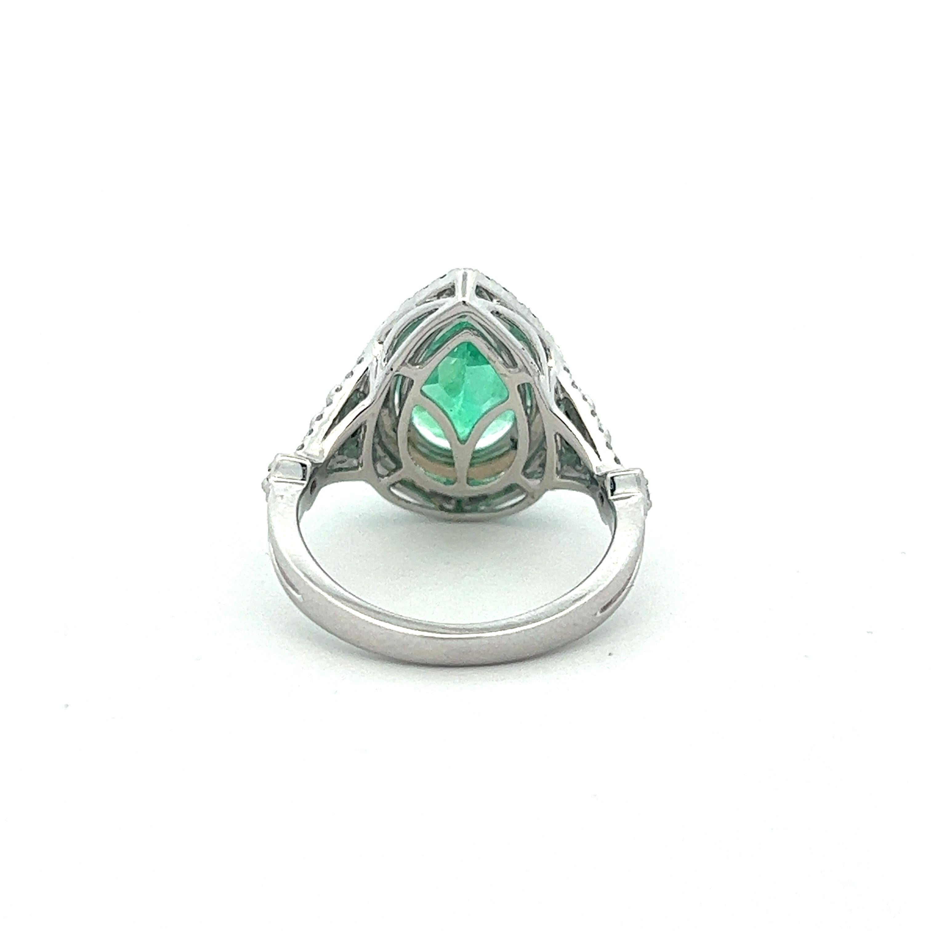 14k Colombian Emerald Diamond Ring In Excellent Condition For Sale In Austin, TX