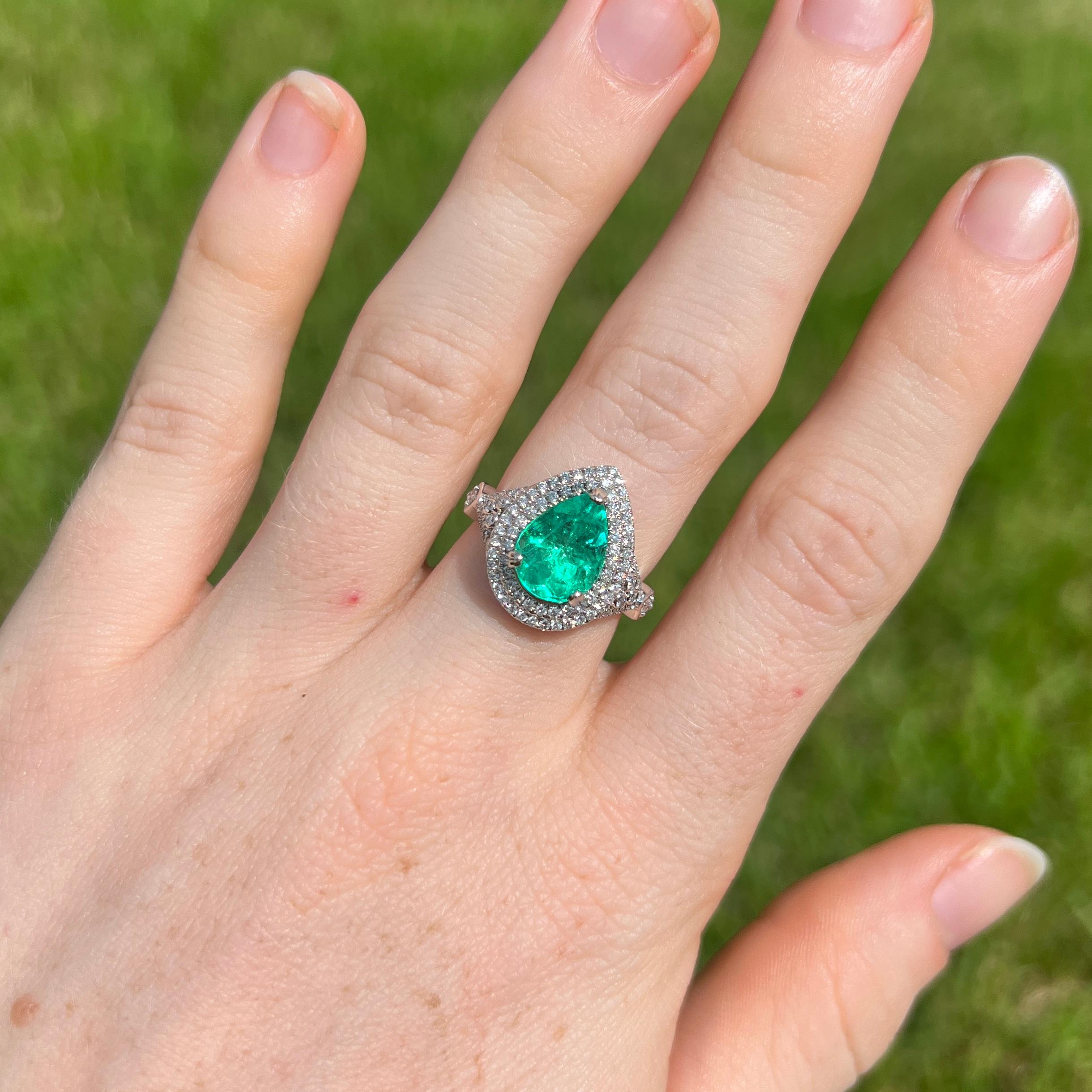 Women's 14k Colombian Emerald Diamond Ring For Sale