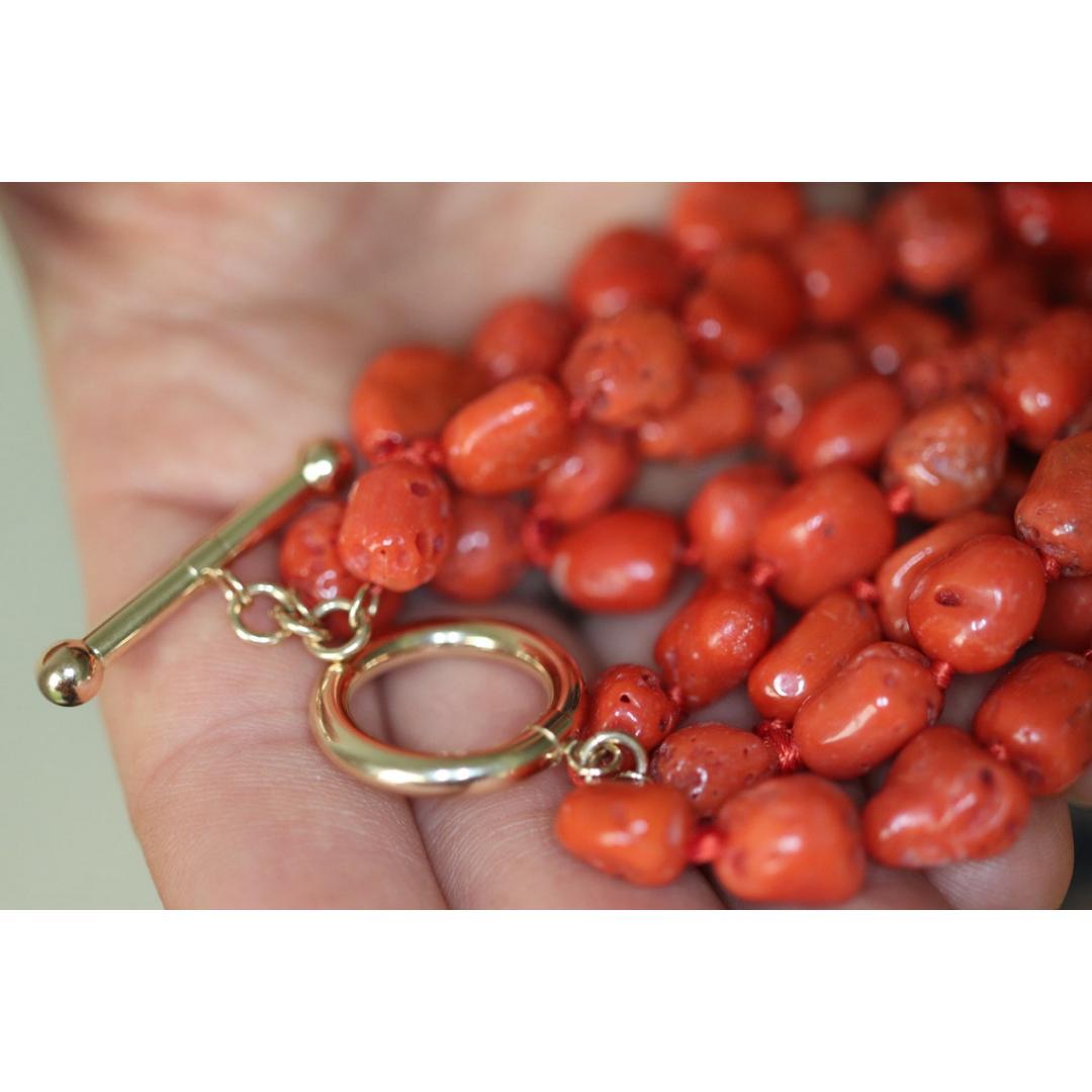 Collana di perle di corallo 14k. Perline di corallo grezzo a più fili. Corallo di alta qualità In condizioni buone in vendita a Port Charlotte, FL