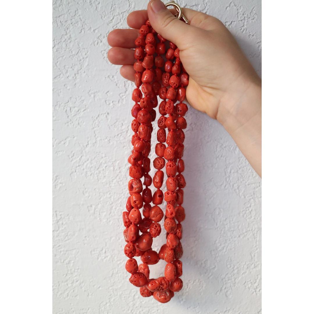 Donna Collana di perle di corallo 14k. Perline di corallo grezzo a più fili. Corallo di alta qualità in vendita