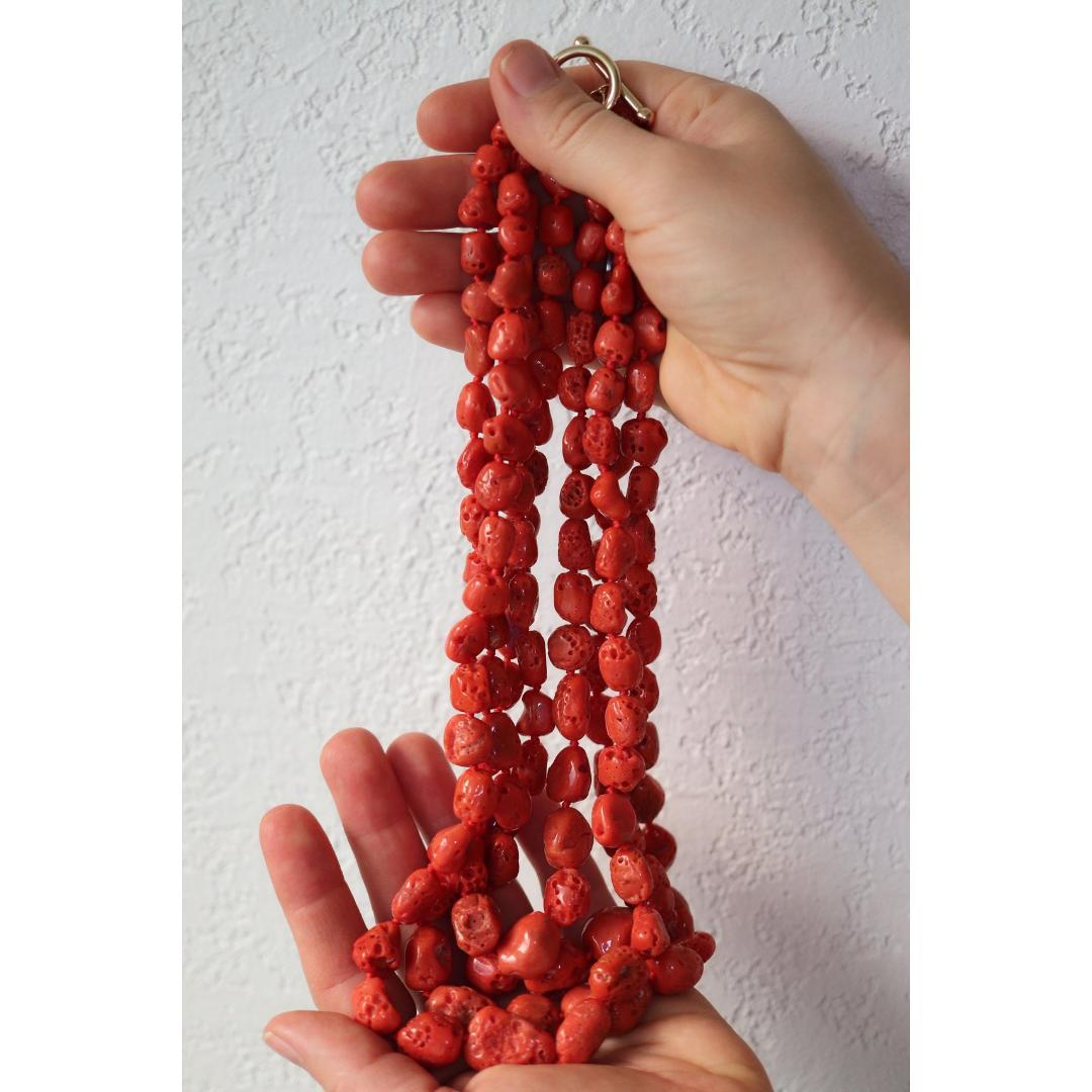 Collana di perle di corallo 14k. Perline di corallo grezzo a più fili. Corallo di alta qualità in vendita 2