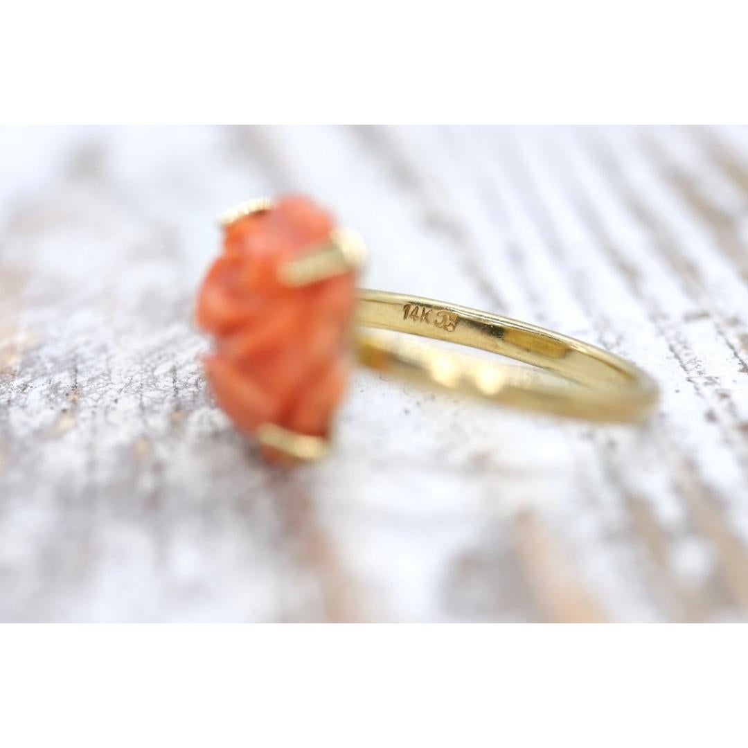 Bague solitaire en corail 14 carats avec cabochon rose sculpté, corail rose fleuri pêche 14 carats Bon état - En vente à Port Charlotte, FL