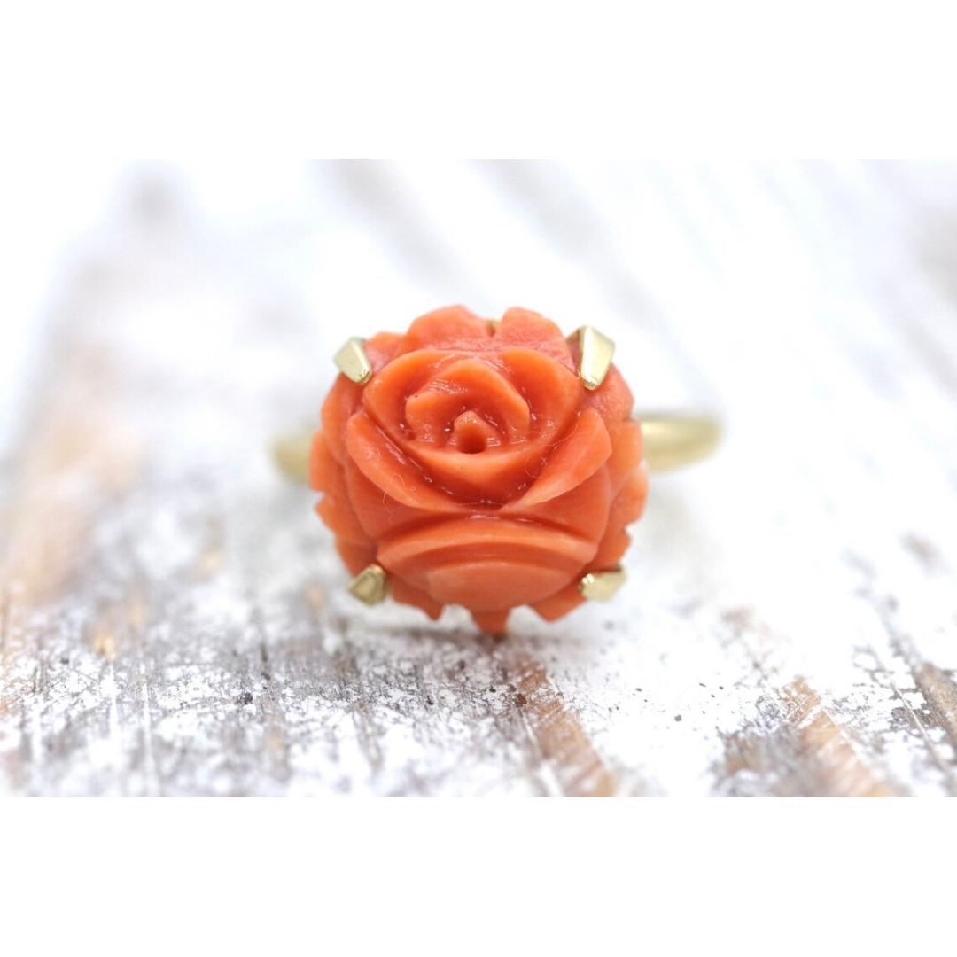 Bague solitaire en corail 14 carats avec cabochon rose sculpté, corail rose fleuri pêche 14 carats en vente 1
