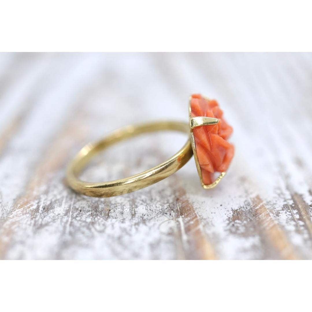 Bague solitaire en corail 14 carats avec cabochon rose sculpté, corail rose fleuri pêche 14 carats en vente 2
