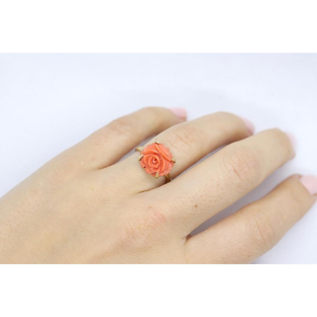 Bague solitaire en corail 14 carats avec cabochon rose sculpté, corail rose fleuri pêche 14 carats en vente 3