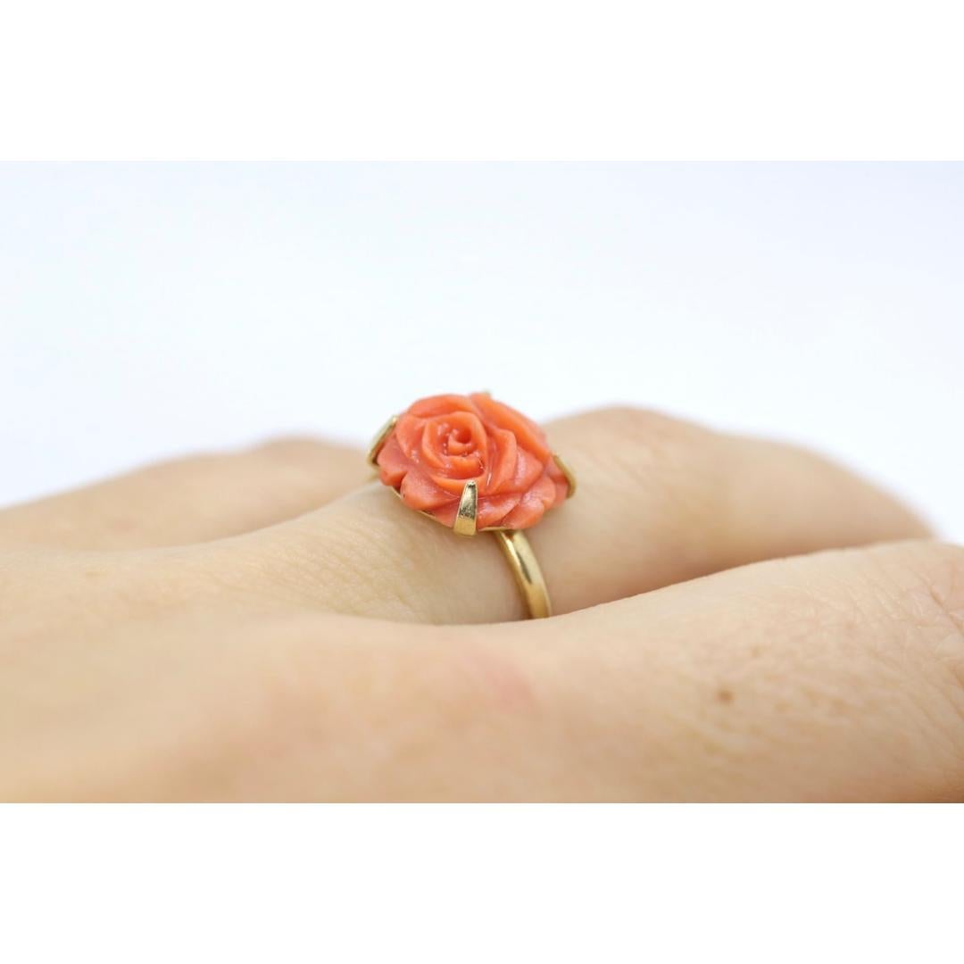 Bague solitaire en corail 14 carats avec cabochon rose sculpté, corail rose fleuri pêche 14 carats en vente 4